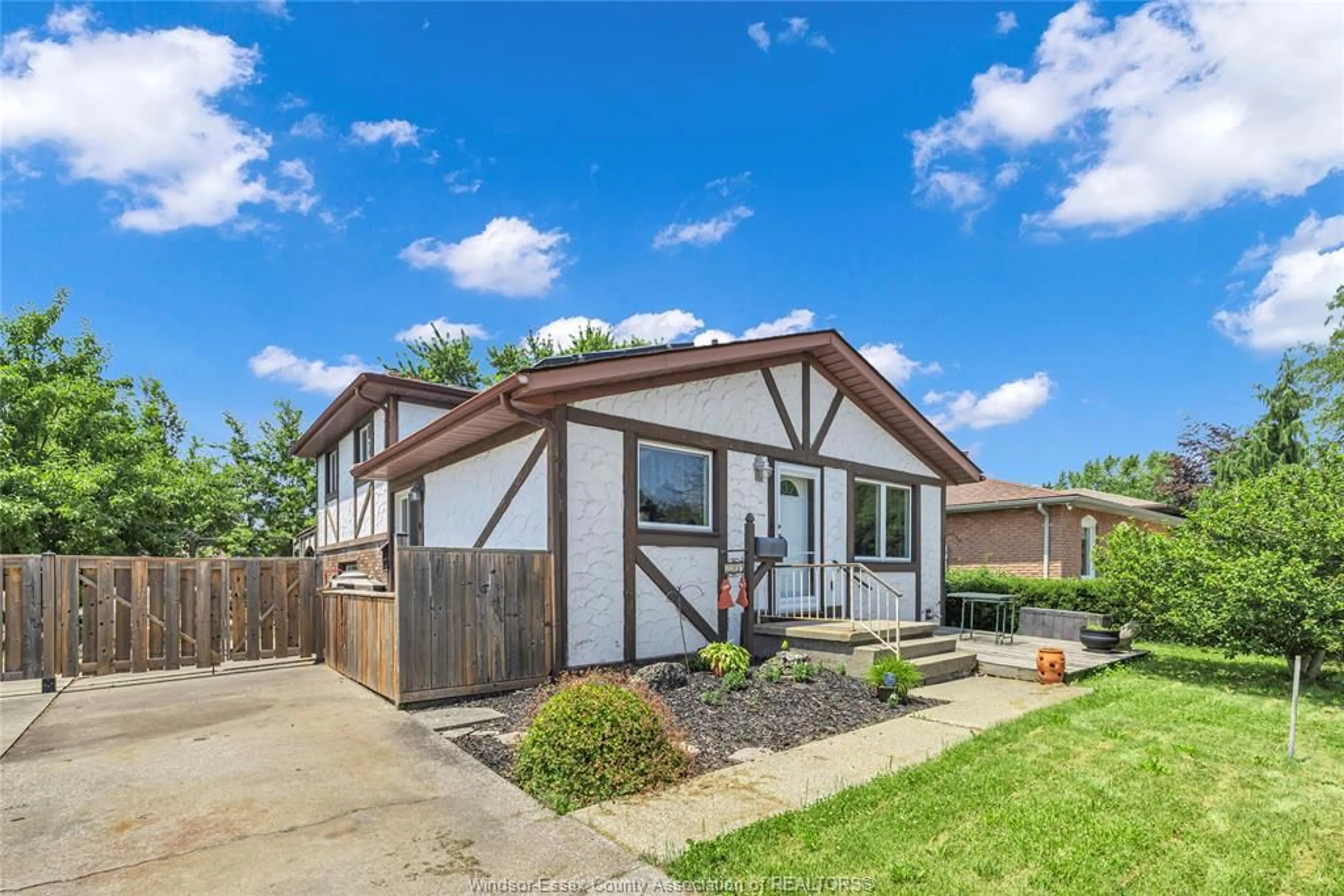 Home with vinyl exterior material, street for 3297 ROSEBRIAR Rd, Windsor Ontario N8R 1Y2