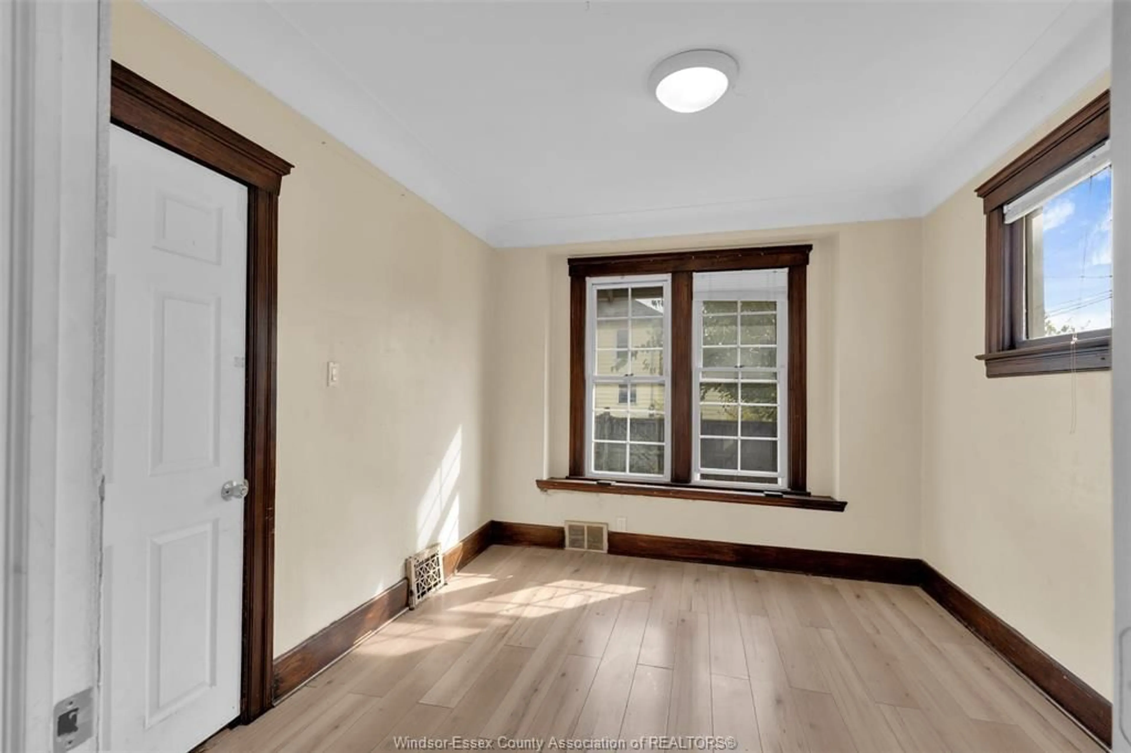 A pic of a room for 1321 WYANDOTTE St, Windsor Ontario N9B 1H3