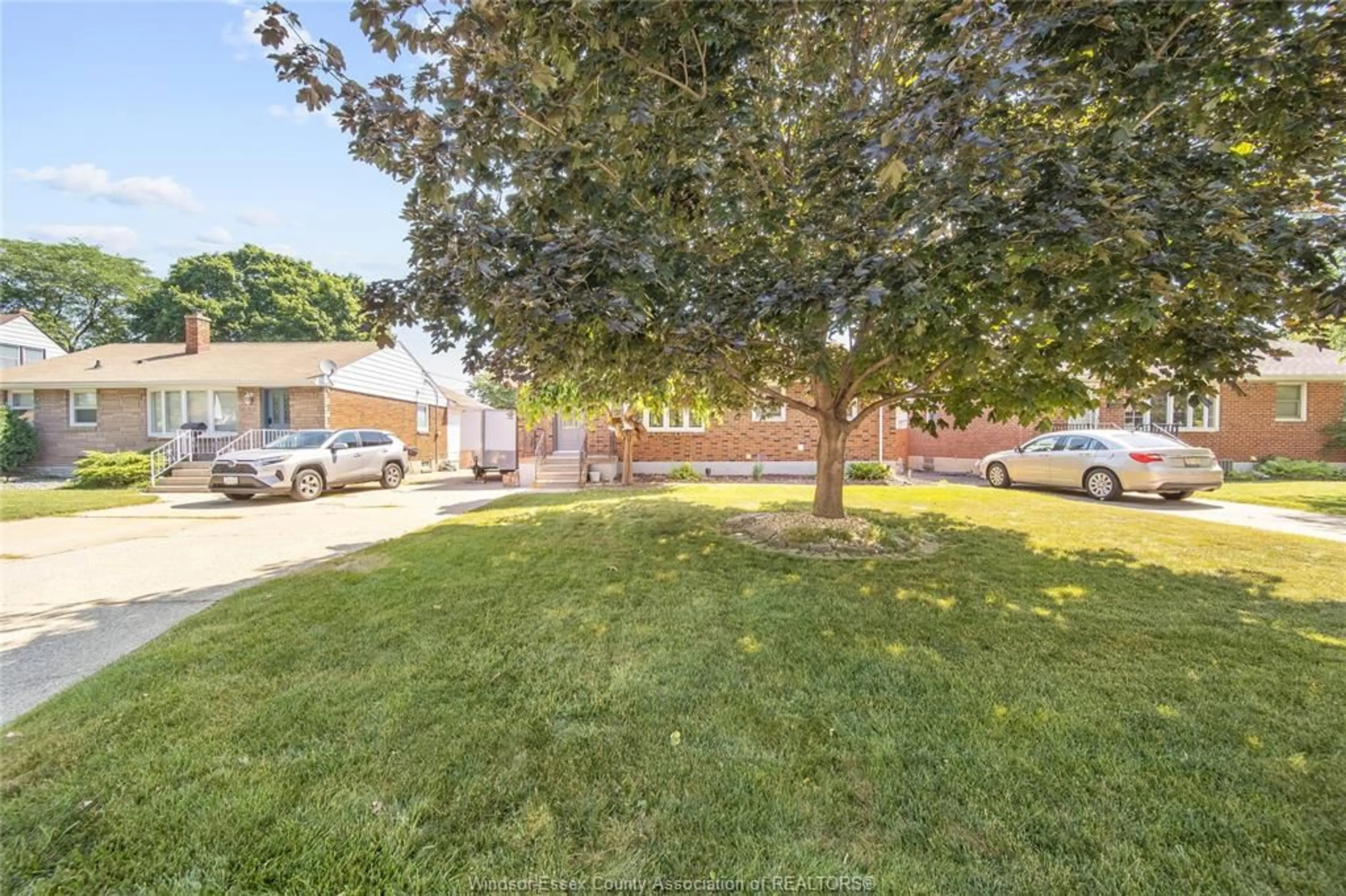 A pic from outside/outdoor area/front of a property/back of a property/a pic from drone, street for 882 LAPORTE Ave, Windsor Ontario N8S 3R2
