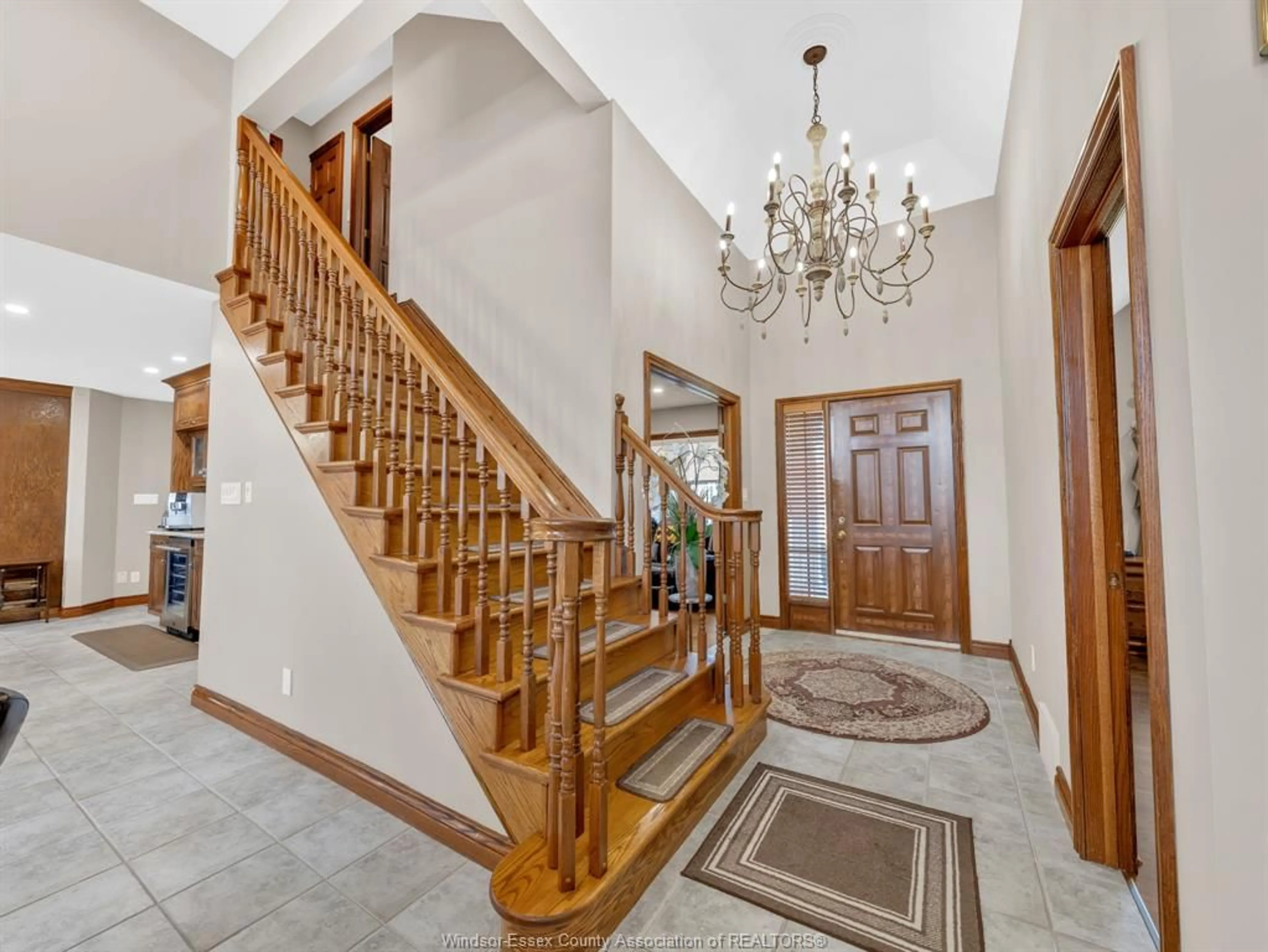 Indoor foyer for 578 County Rd 34, Essex Ontario N8M 2Y1