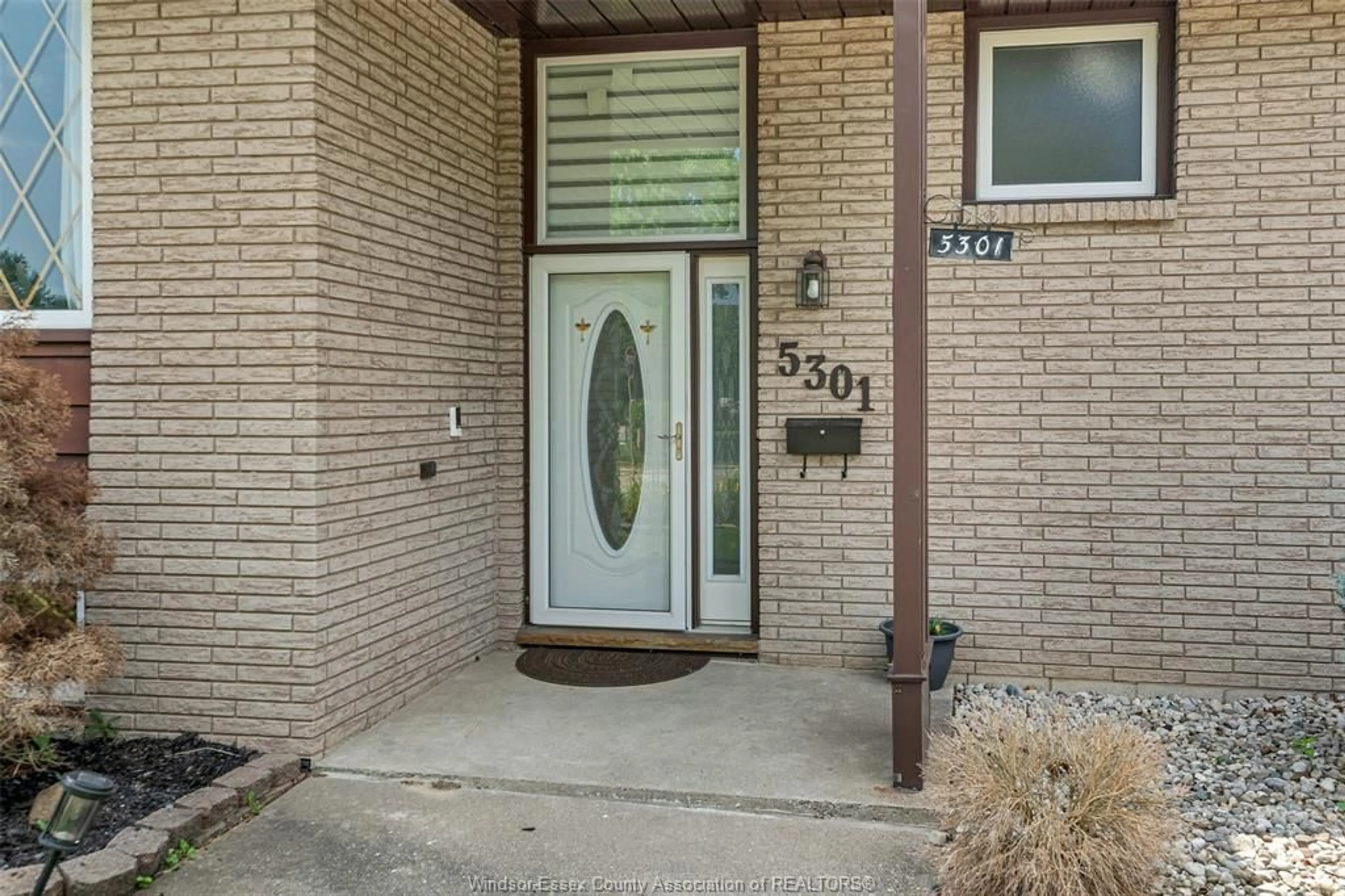 Indoor entryway for 5301 CLARENCE DRIVE, Windsor Ontario N8T 2H1
