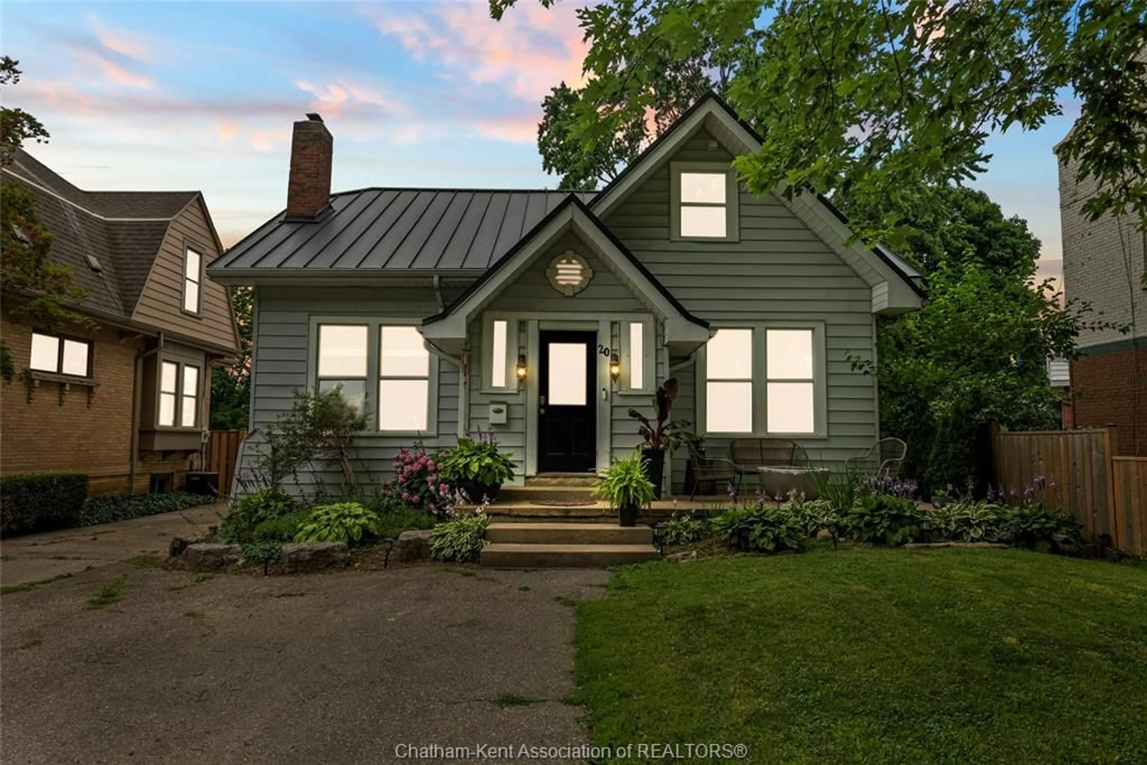 Home with vinyl exterior material, street for 20 VICTORIA Ave, Chatham Ontario N7L 2Z6