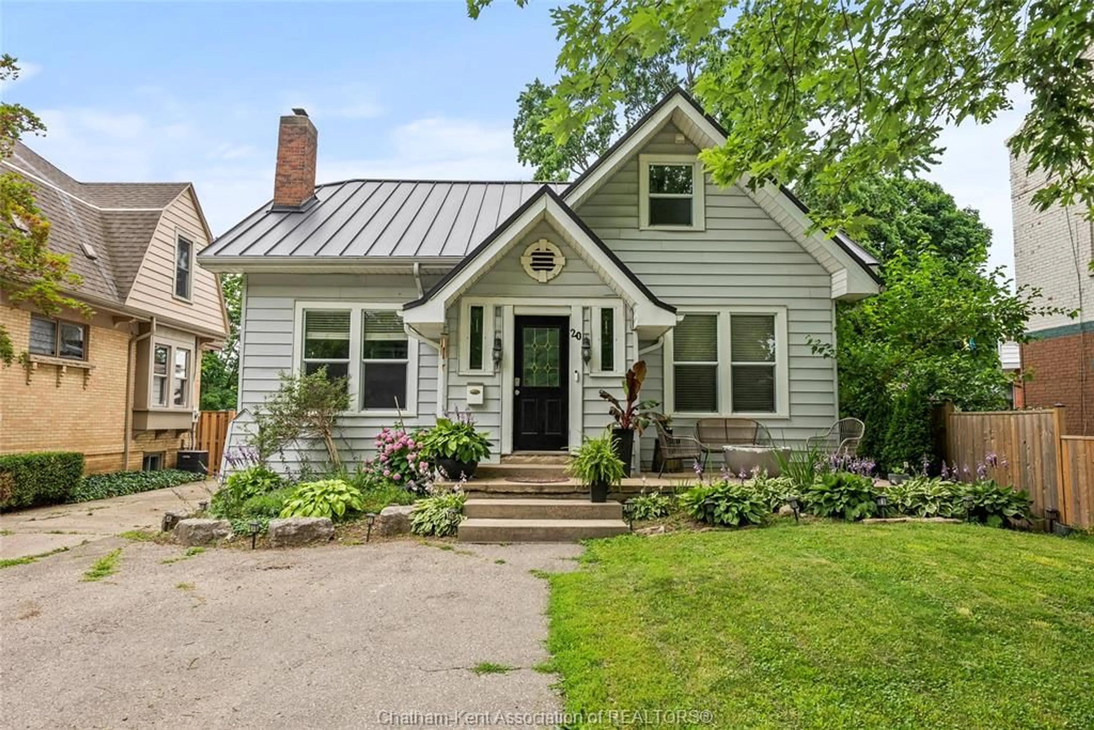 Home with brick exterior material, street for 20 VICTORIA Ave, Chatham Ontario N7L 2Z6
