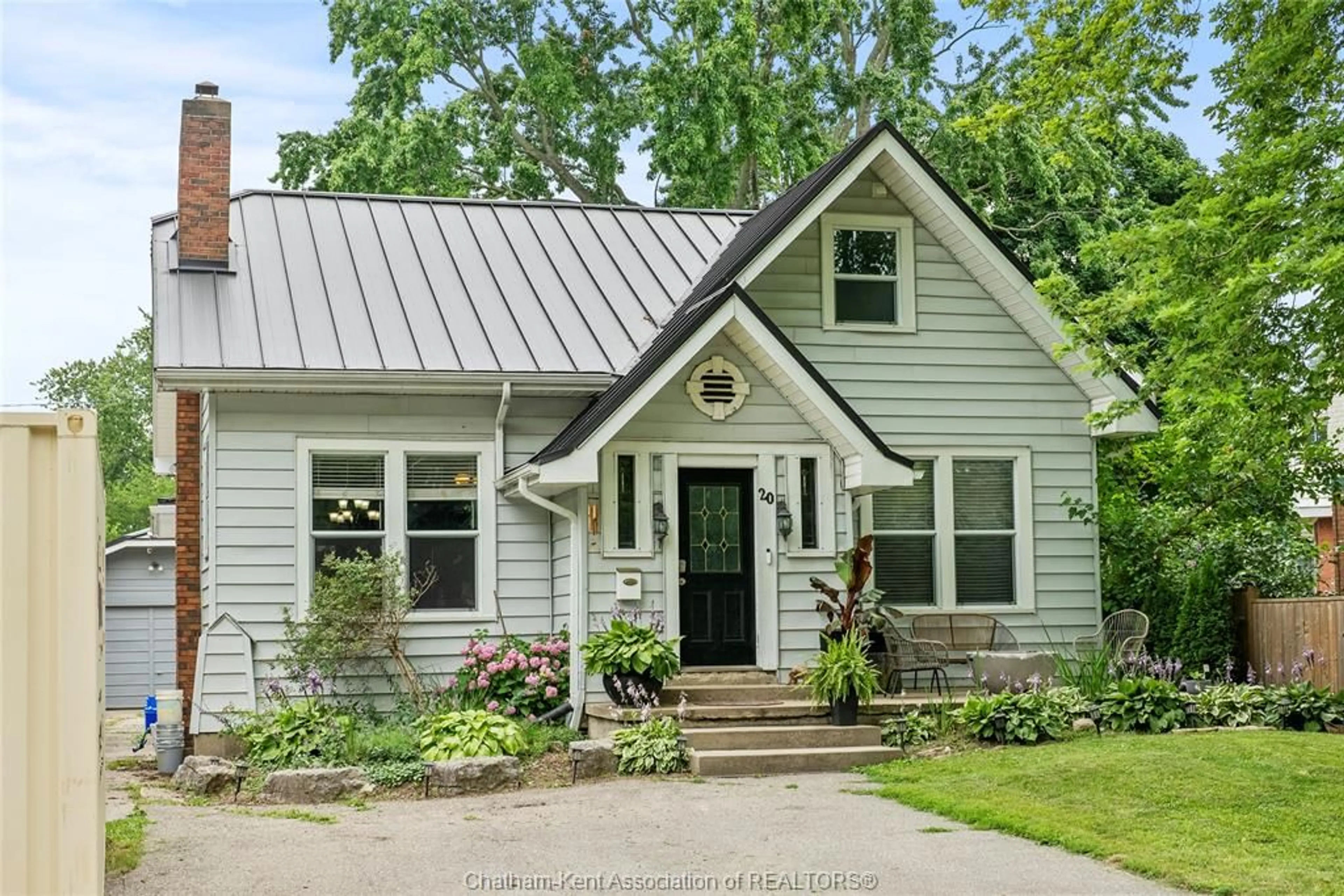 Home with vinyl exterior material, street for 20 VICTORIA Ave, Chatham Ontario N7L 2Z6