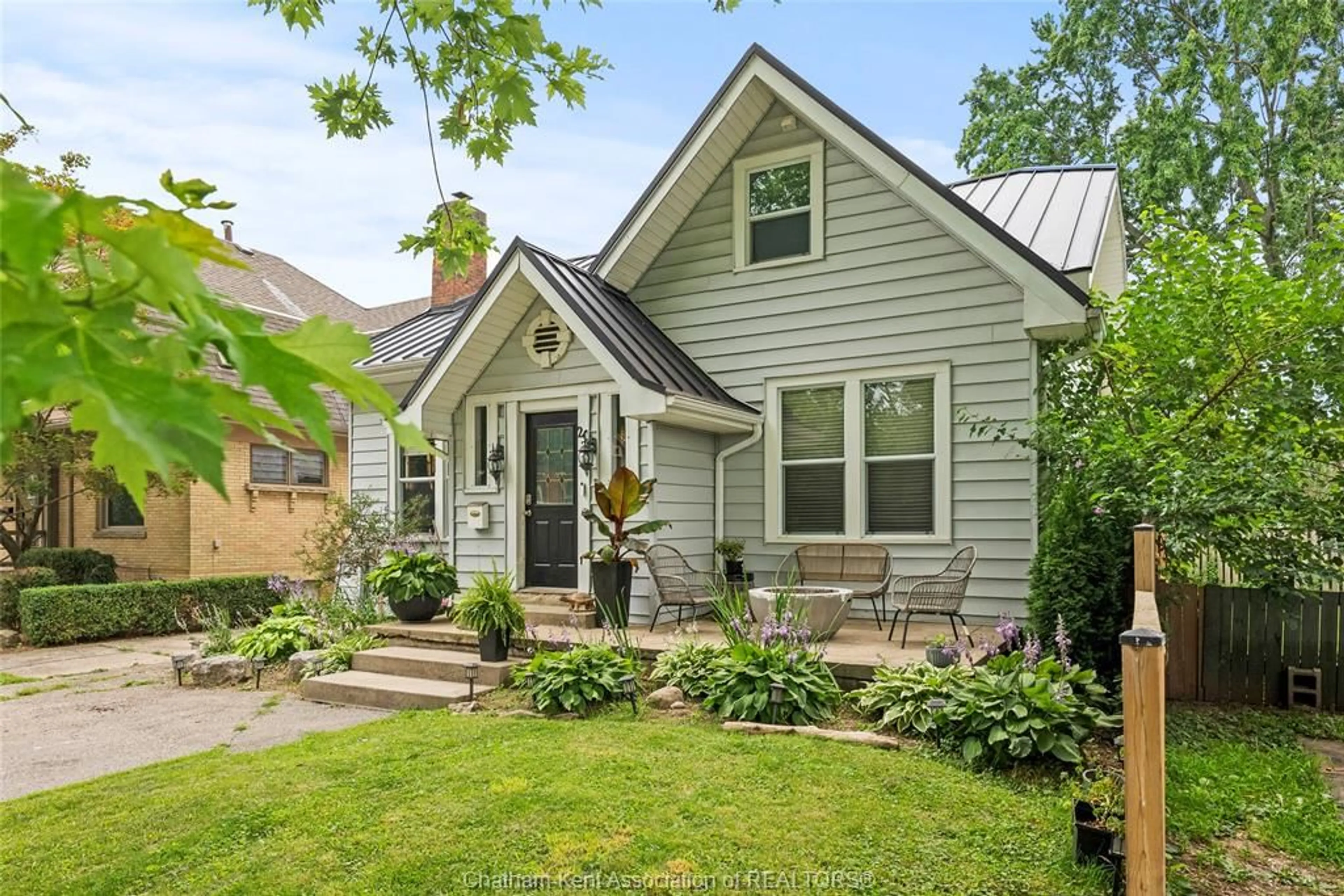Home with brick exterior material, street for 20 VICTORIA Ave, Chatham Ontario N7L 2Z6