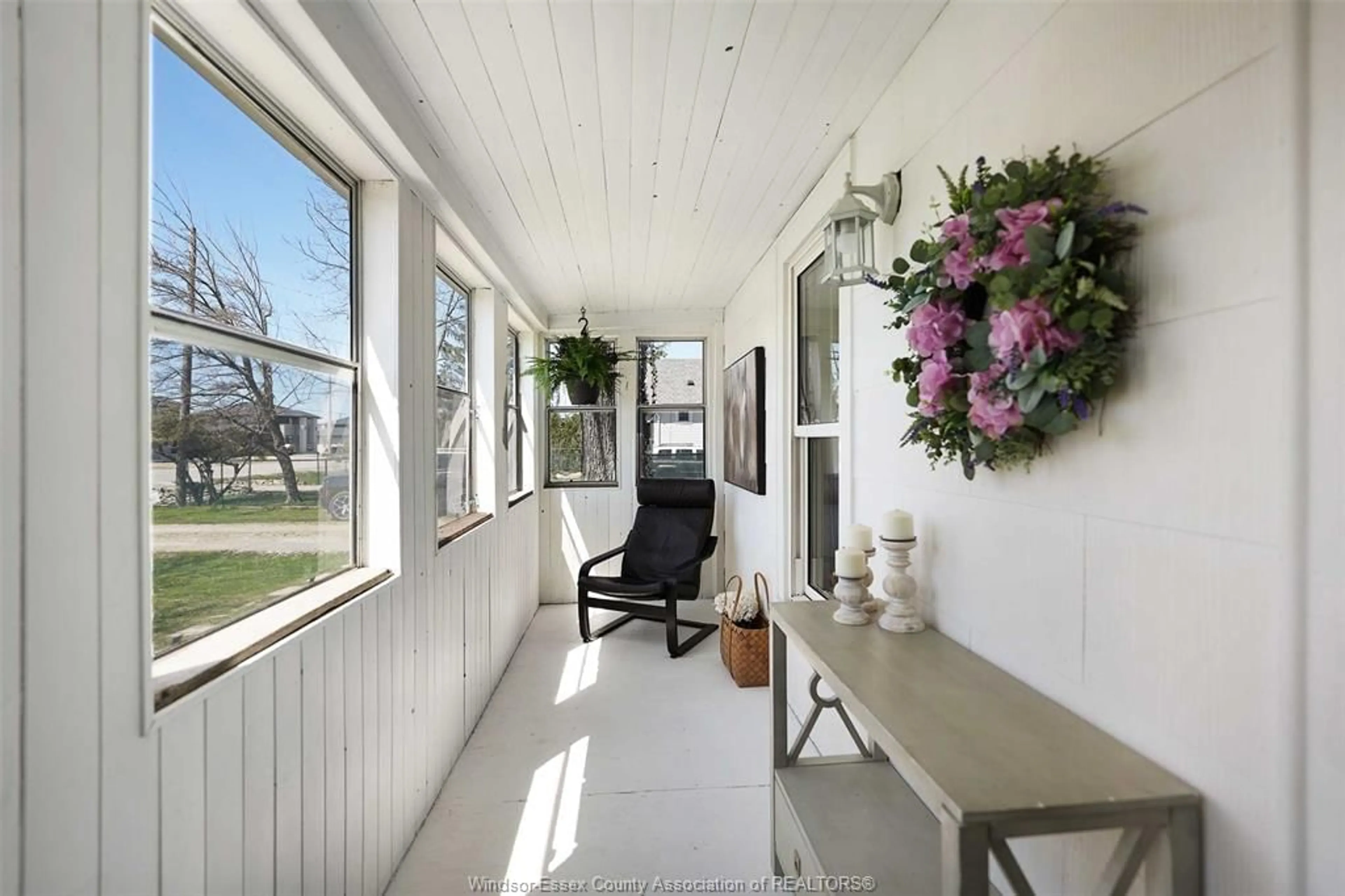 Indoor entryway for 5290 HURON CHURCH LINE Rd, LaSalle Ontario N9H 1H6
