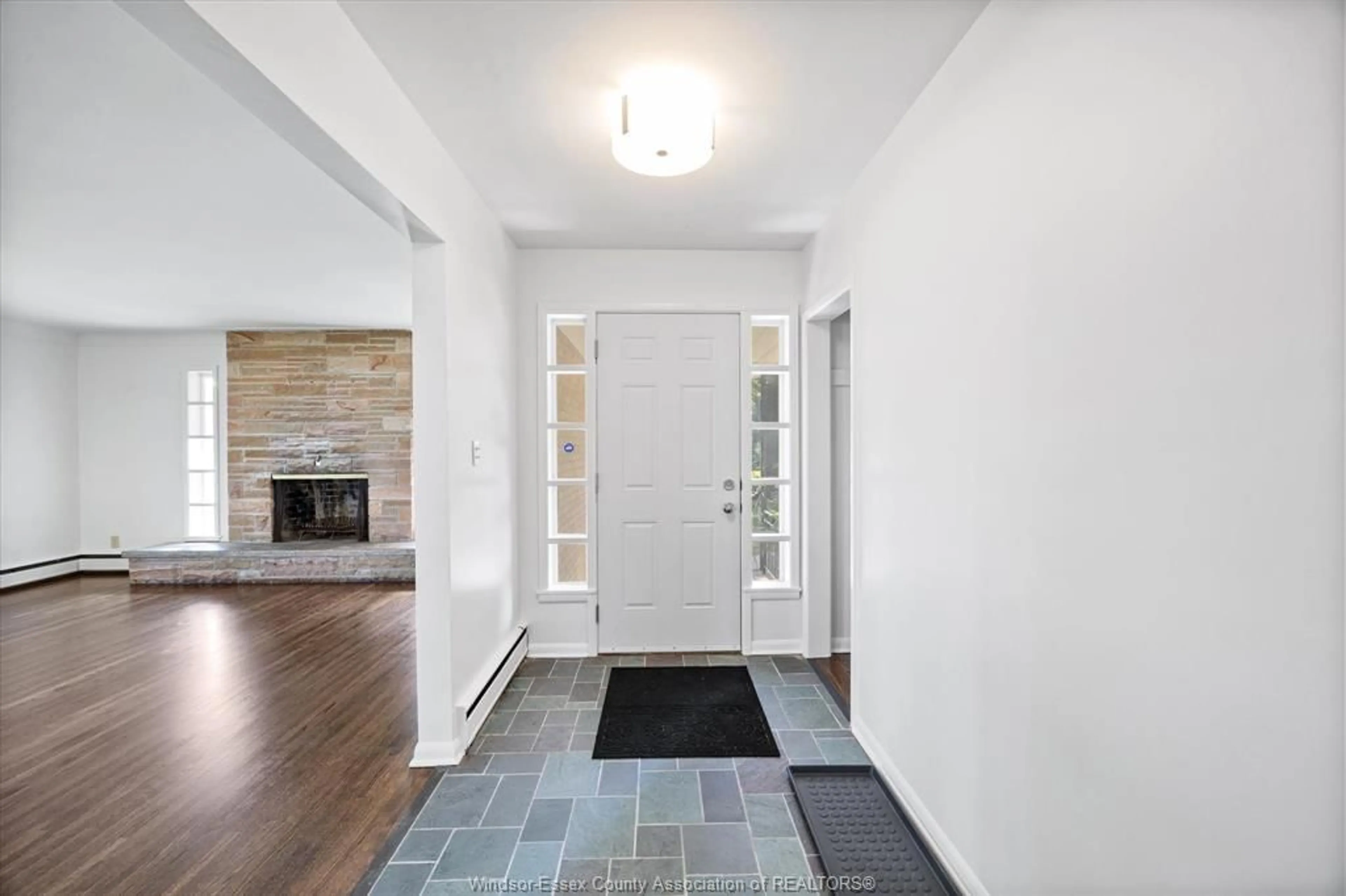 Indoor entryway for 3985 DOUGALL AVE., Windsor Ontario N9G 1X3