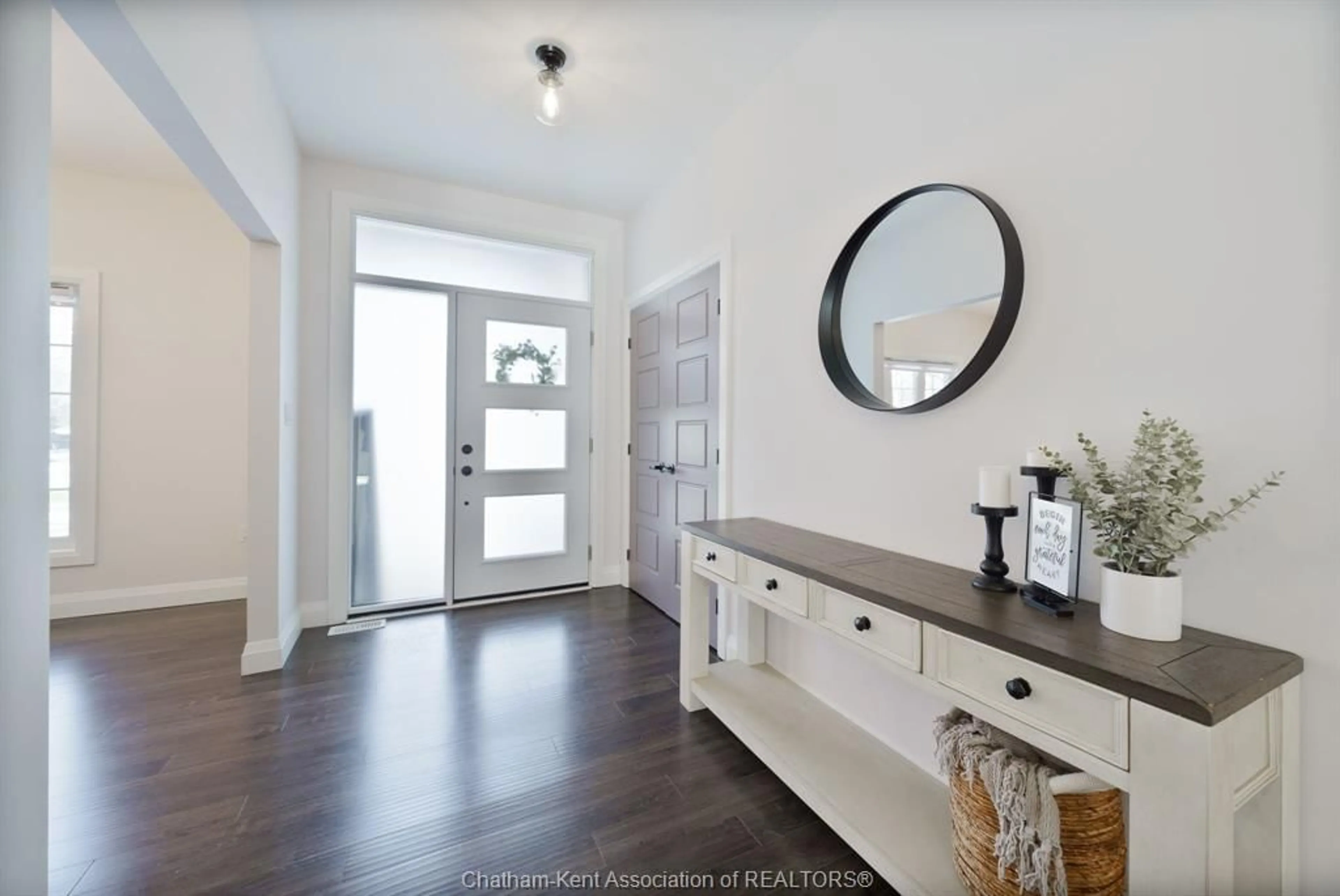 Indoor entryway for 339 OAK St, Bothwell Ontario N0P 1C0