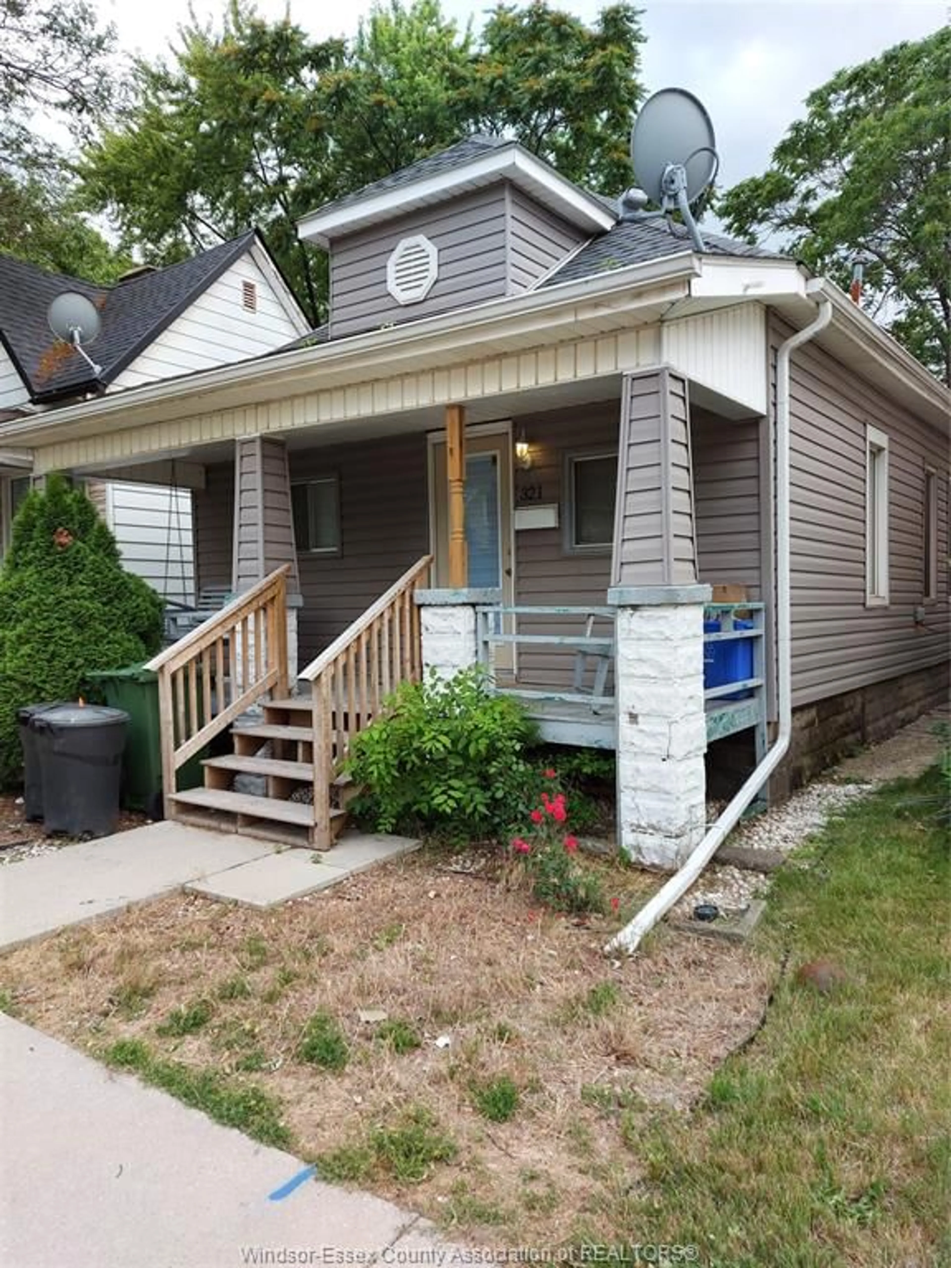Home with vinyl exterior material, street for 321 BRIDGE Ave, Windsor Ontario N9B 2M3