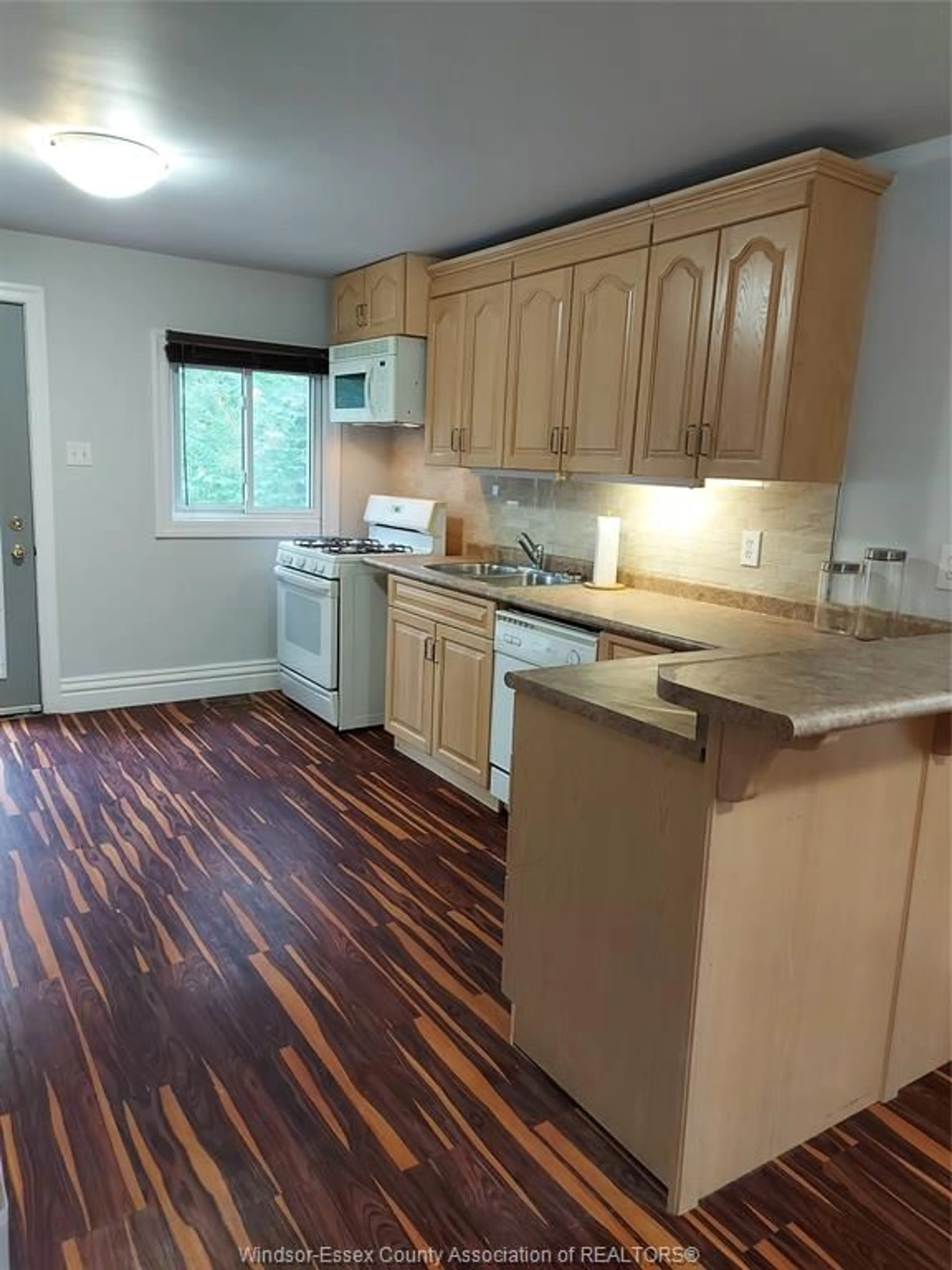Standard kitchen, wood/laminate floor for 321 BRIDGE Ave, Windsor Ontario N9B 2M3