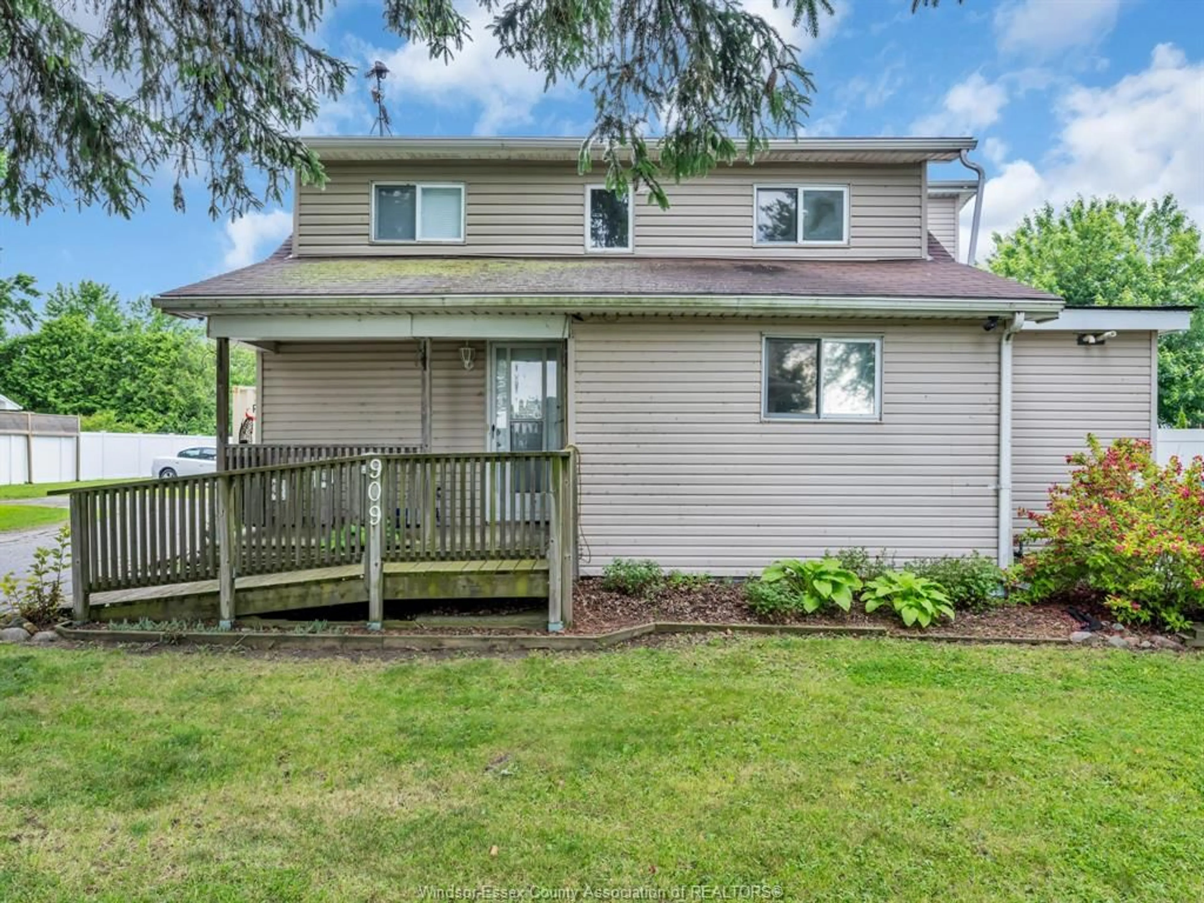Home with vinyl exterior material, water/lake/river/ocean view for 909 BUSHEY St, Stoney Point Ontario N0R 1N0