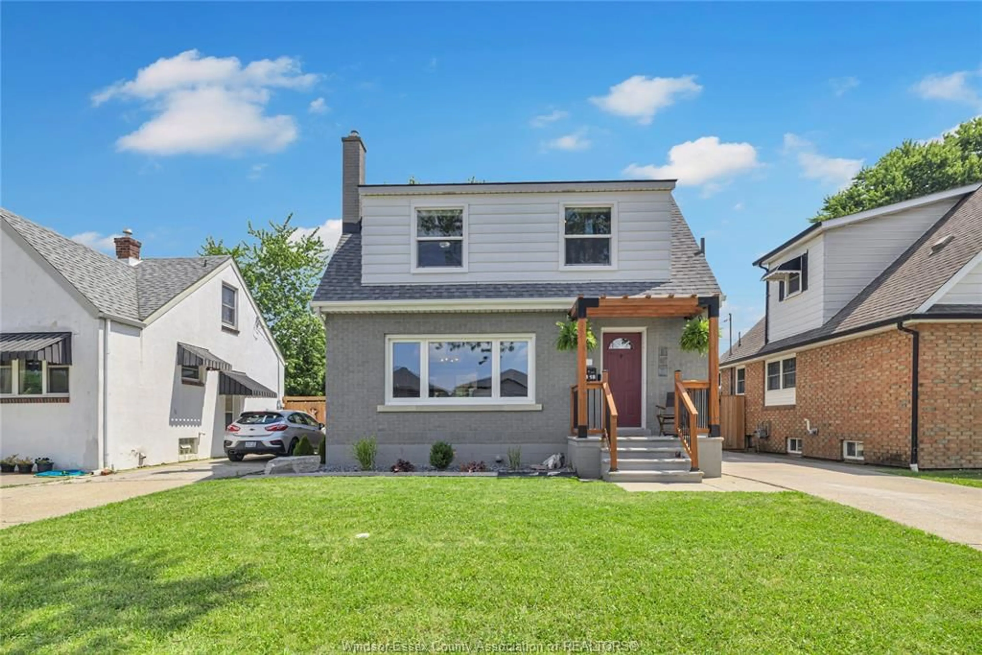 Home with vinyl exterior material, street for 1818 MELDRUM ROAD, Windsor Ontario N8W 4C9