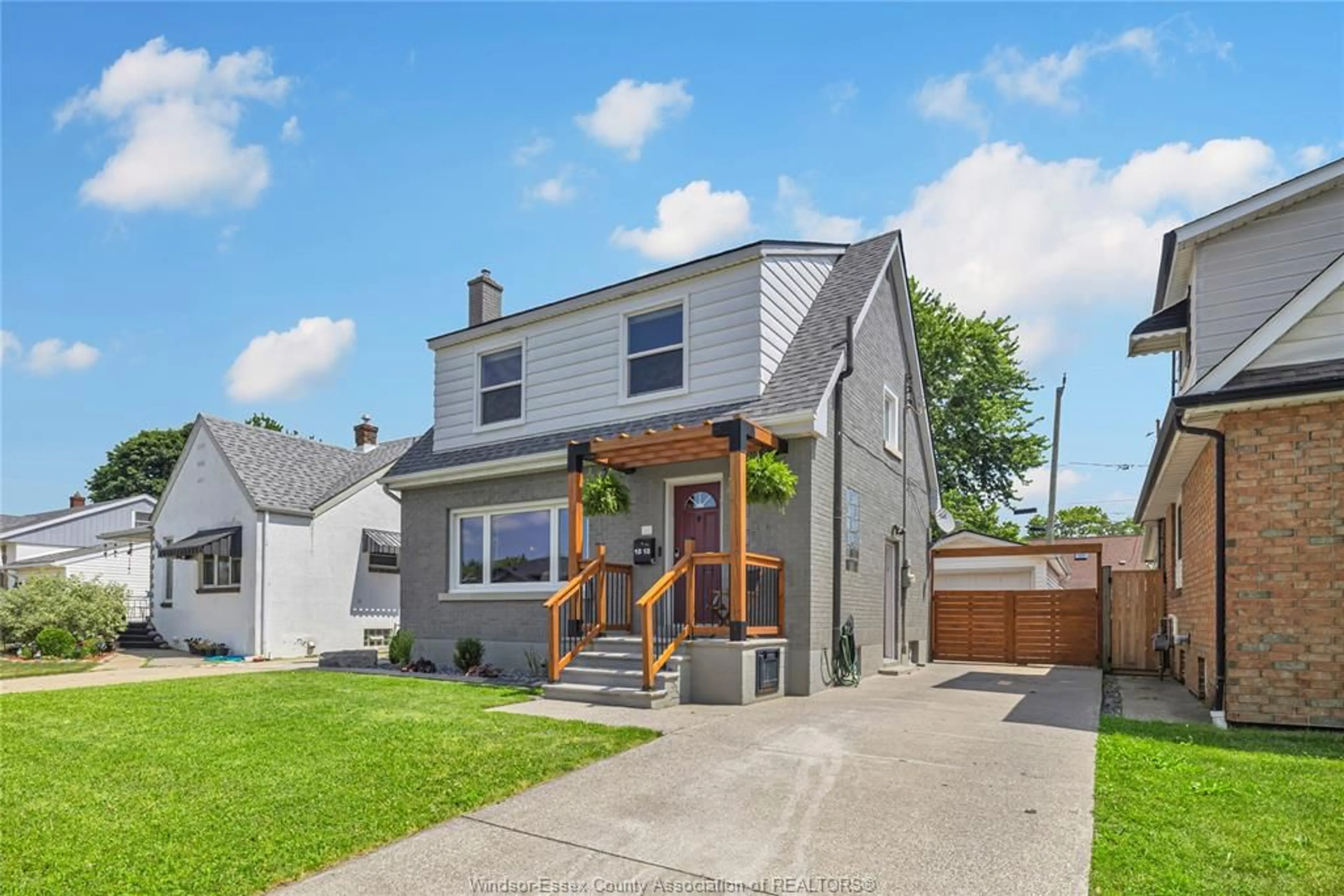 Home with vinyl exterior material, street for 1818 MELDRUM ROAD, Windsor Ontario N8W 4C9