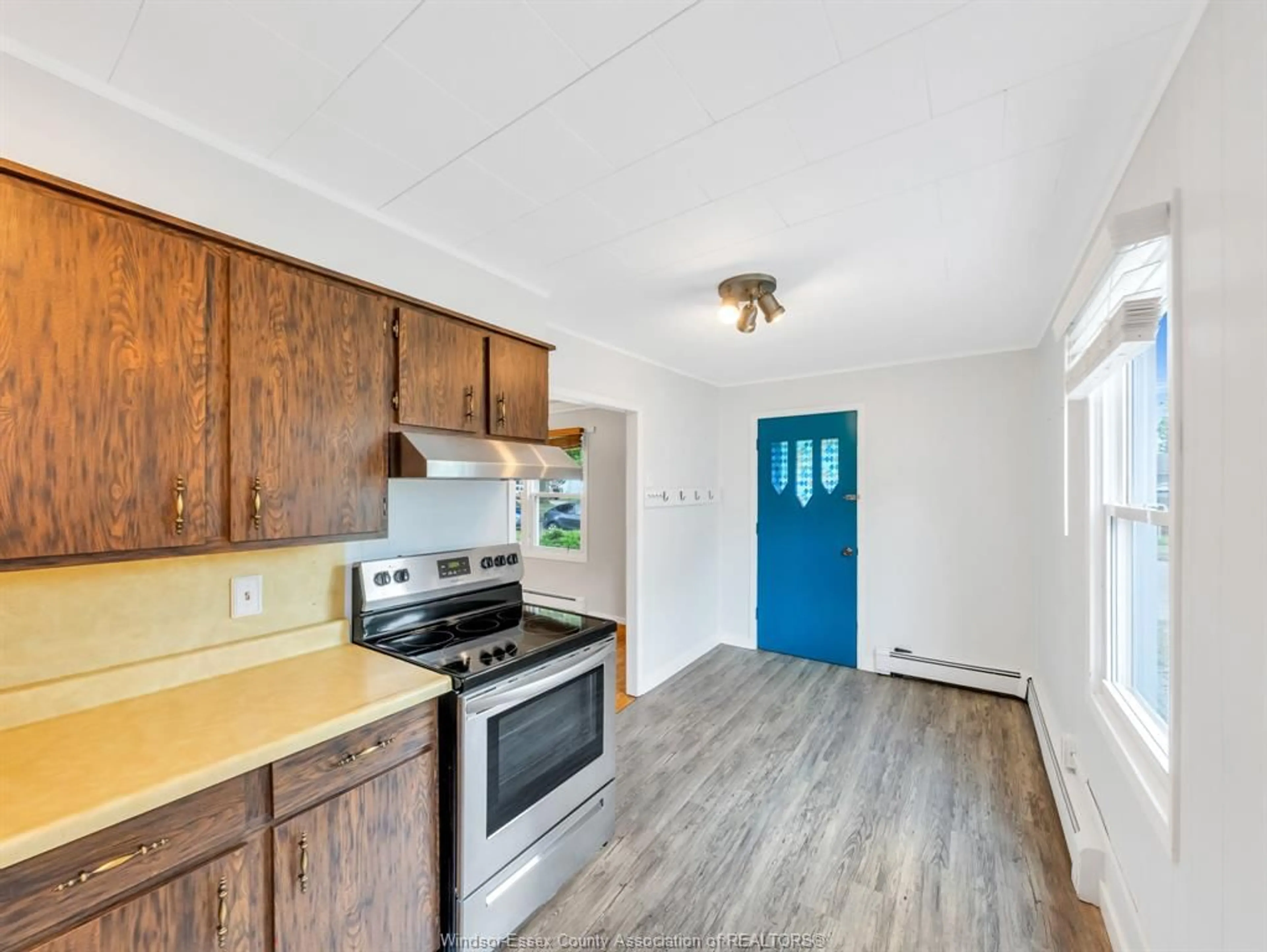 Standard kitchen, wood/laminate floor for 7 Whitwam Ave, Leamington Ontario N8H 2P3