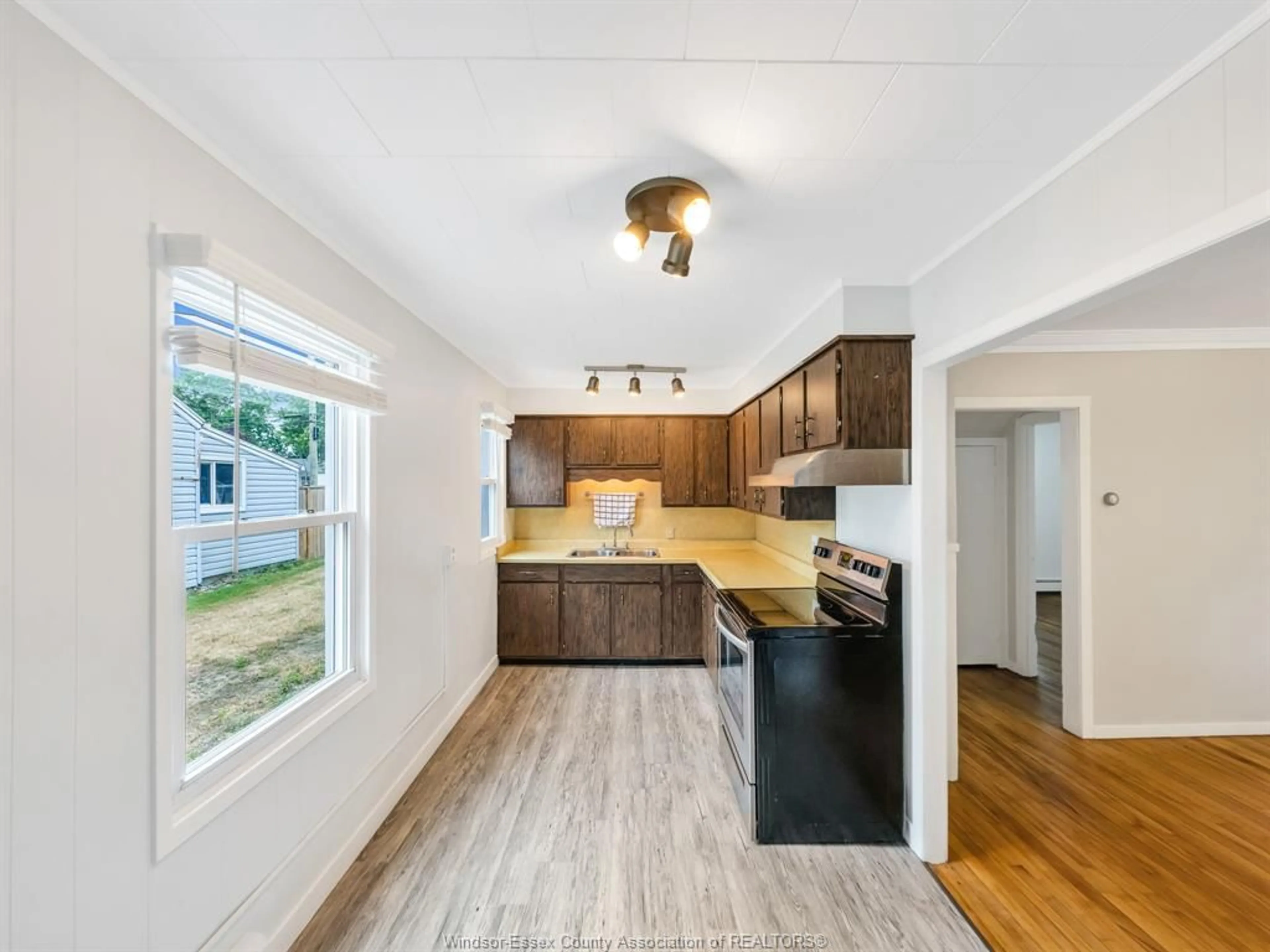 Open concept kitchen, wood/laminate floor for 7 Whitwam Ave, Leamington Ontario N8H 2P3