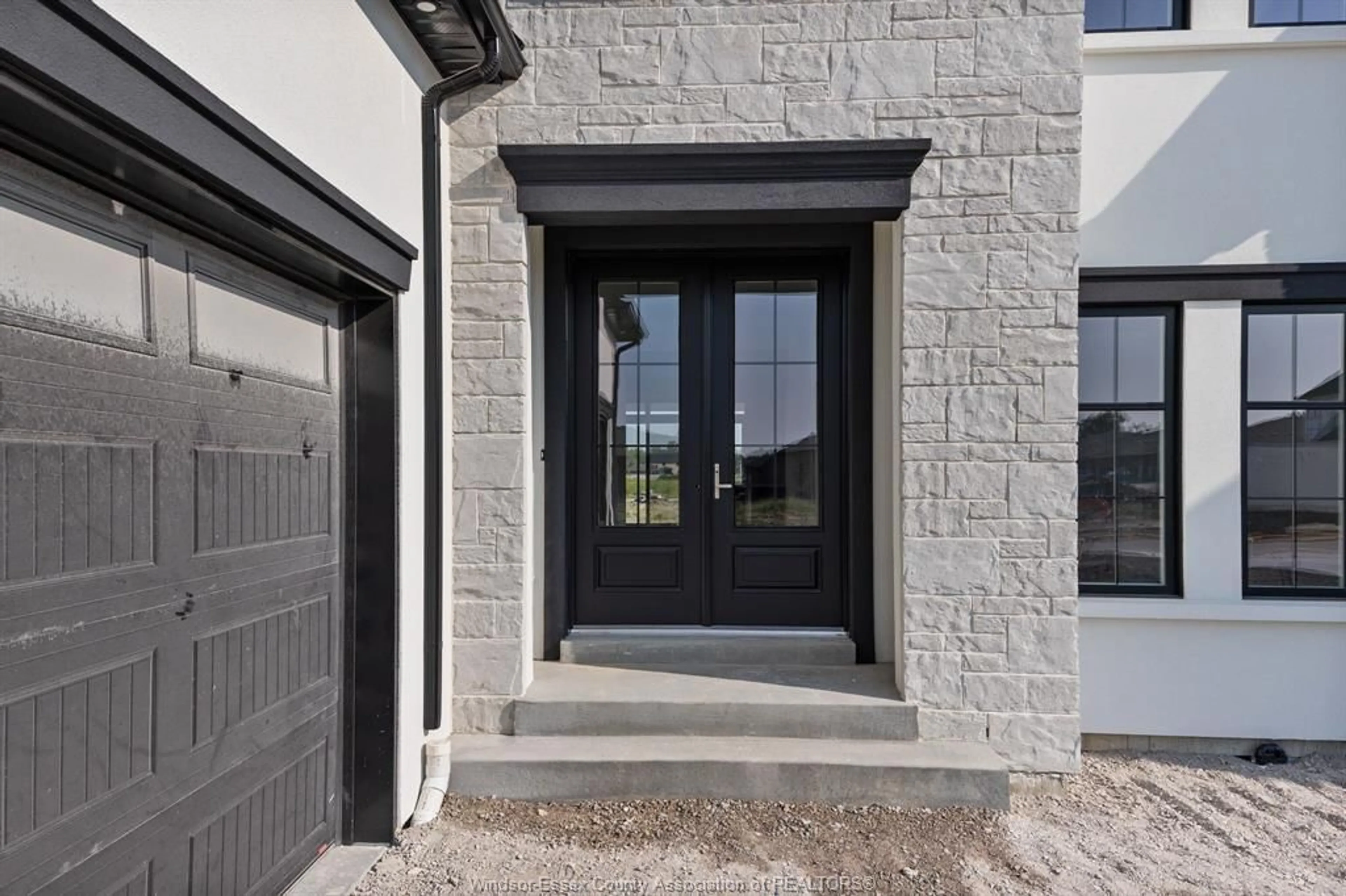 Indoor entryway for 3656 FARROW Ave, Windsor Ontario N9E 0B3