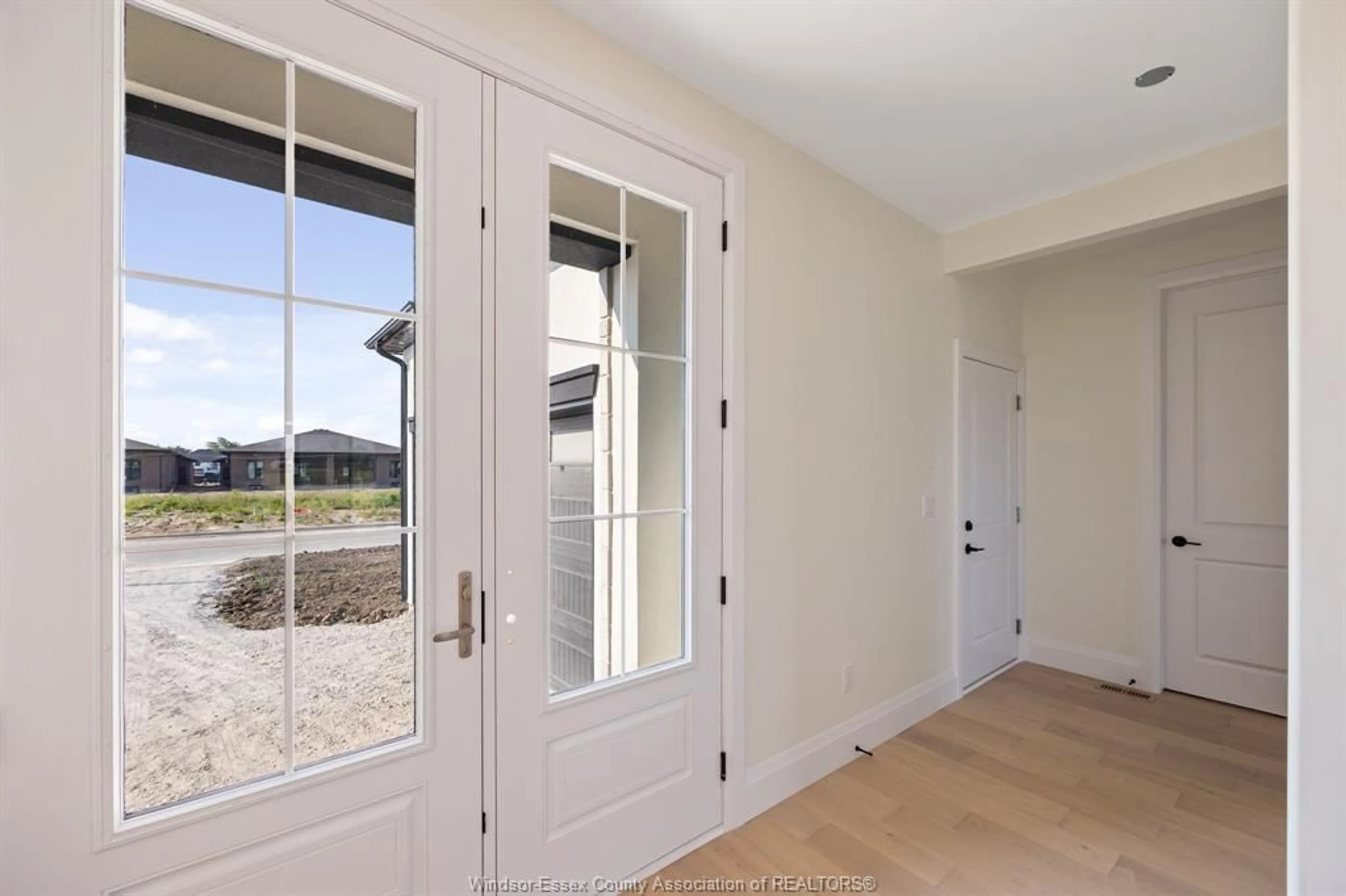 Indoor entryway for 3656 FARROW Ave, Windsor Ontario N9E 0B3