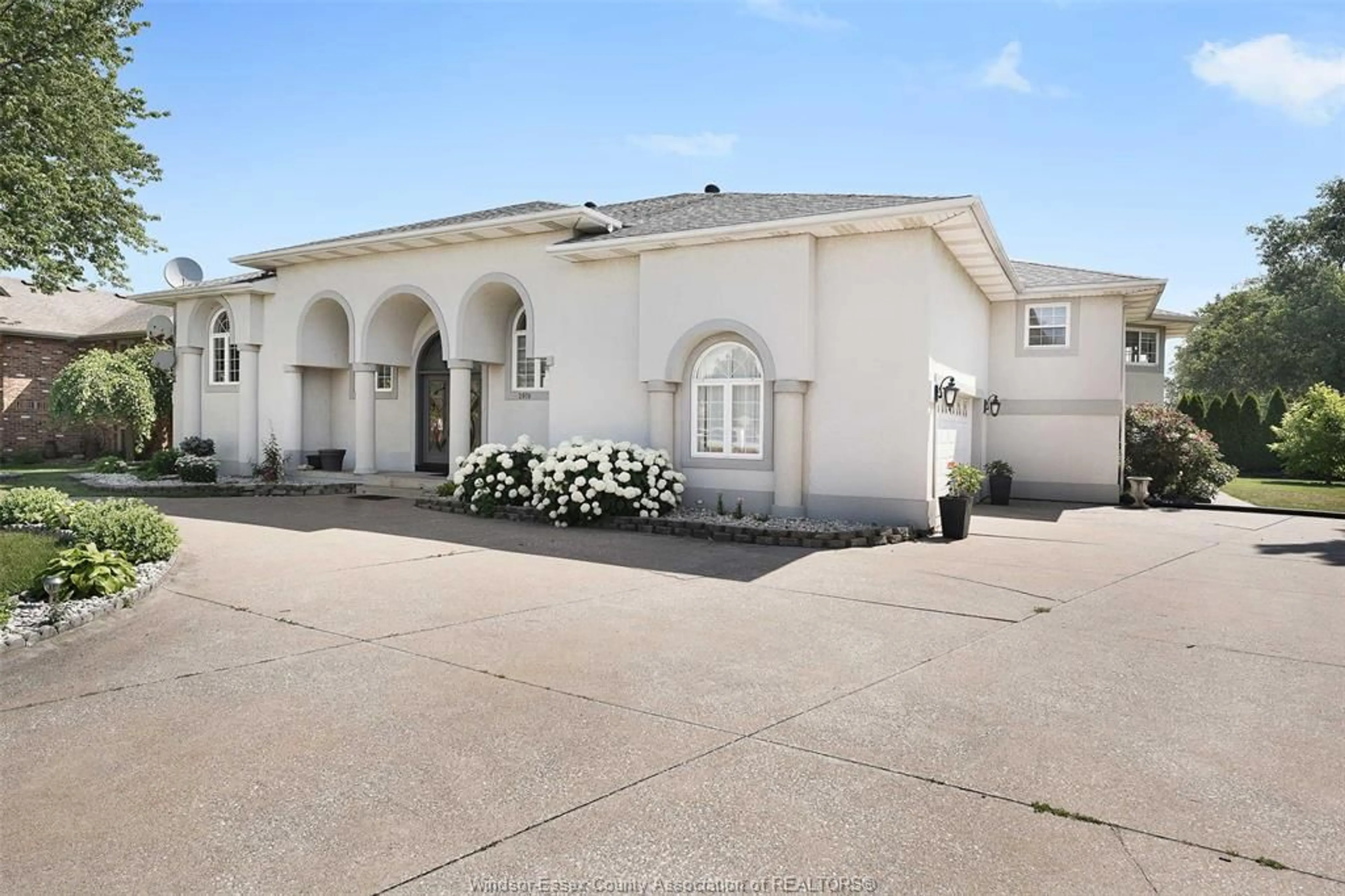 A pic from outside/outdoor area/front of a property/back of a property/a pic from drone, street for 2070 FUNARO Cres, Tecumseh Ontario N9K 1C4