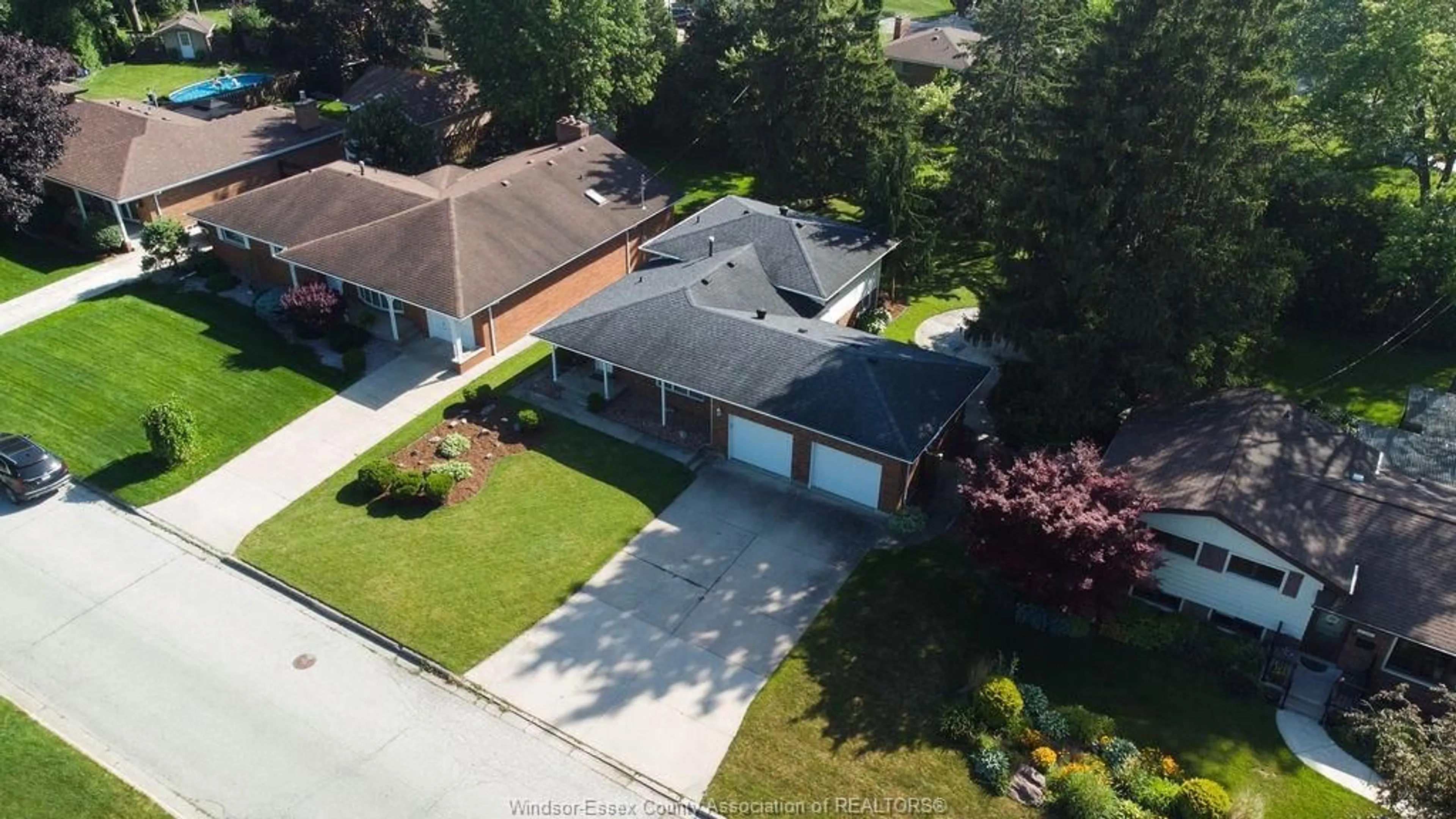 A pic from outside/outdoor area/front of a property/back of a property/a pic from drone, street for 3401 AVONDALE Ave, Windsor Ontario N9E 1X8