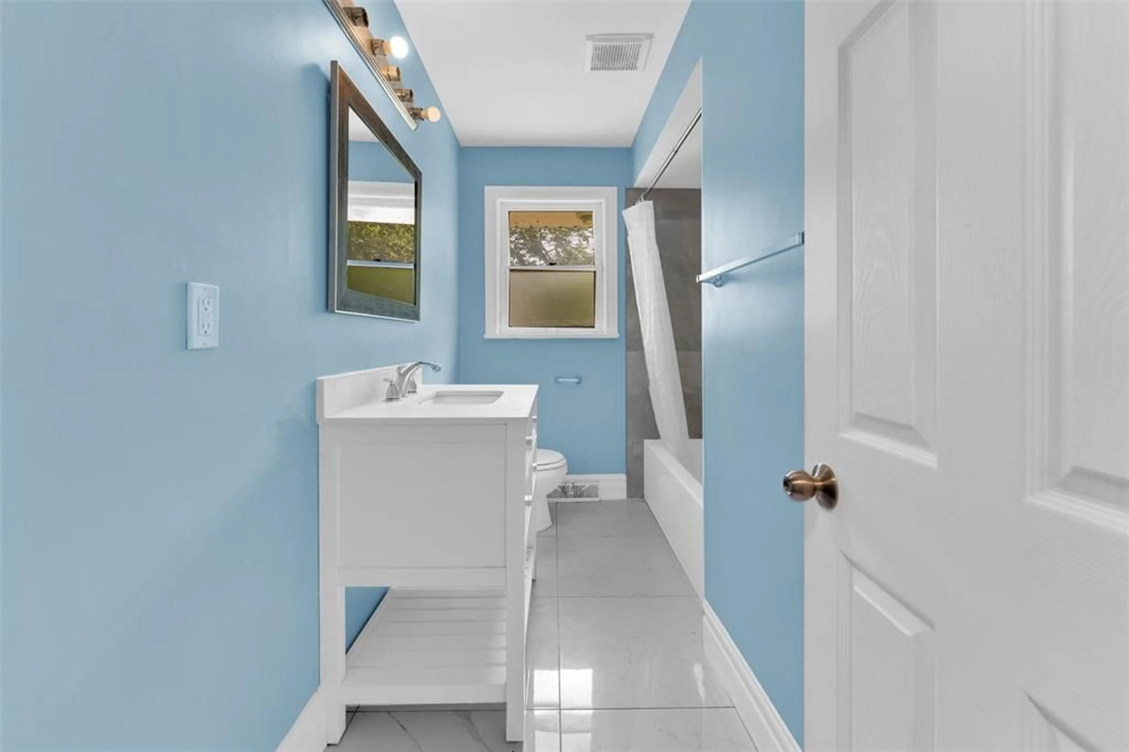Standard bathroom, ceramic/tile floor for 4037 MOUNT ROYAL Dr, Windsor Ontario N9G 2C1