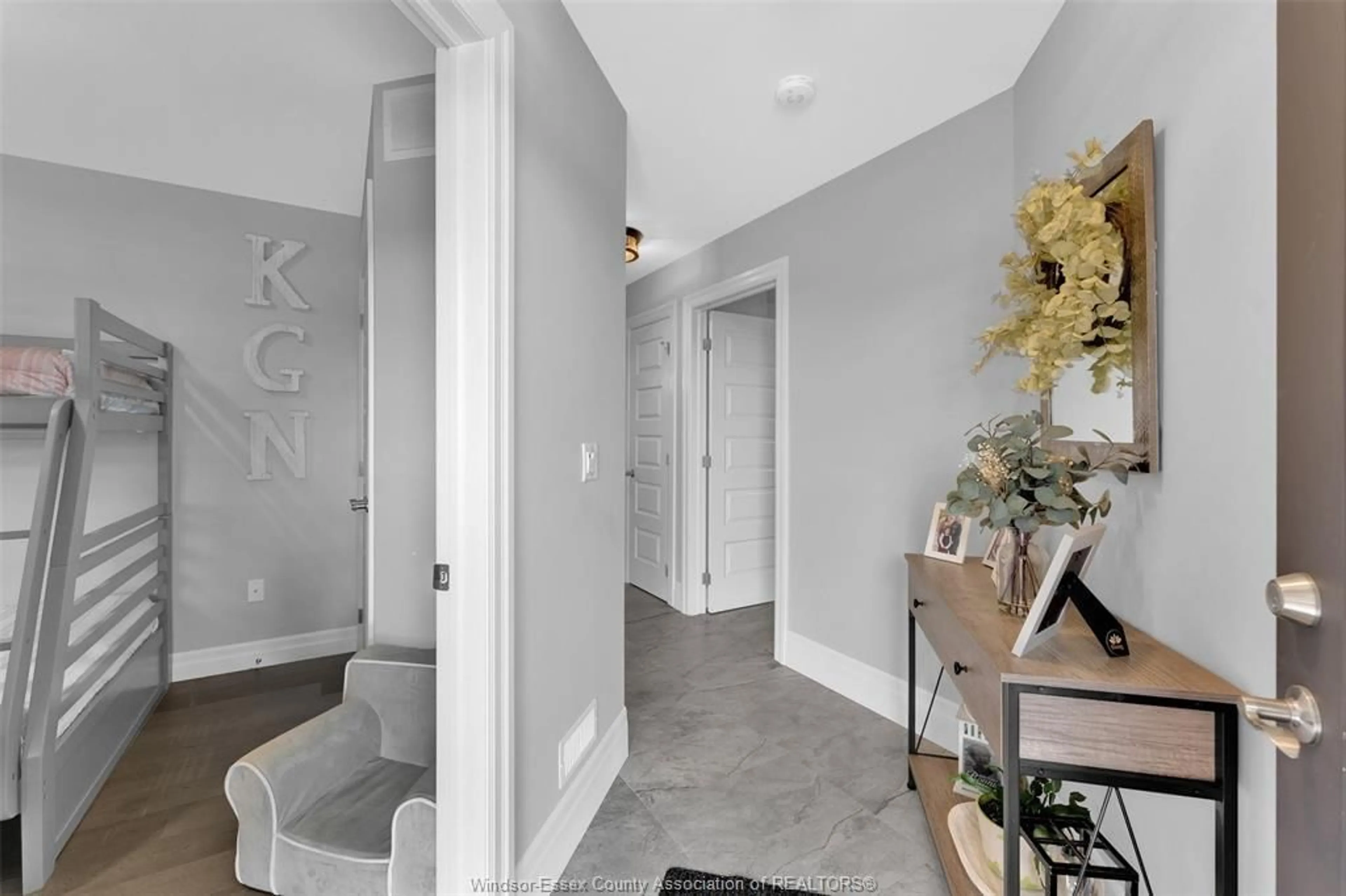 Indoor entryway for 118 JONES St, Essex Ontario N8M 0B2