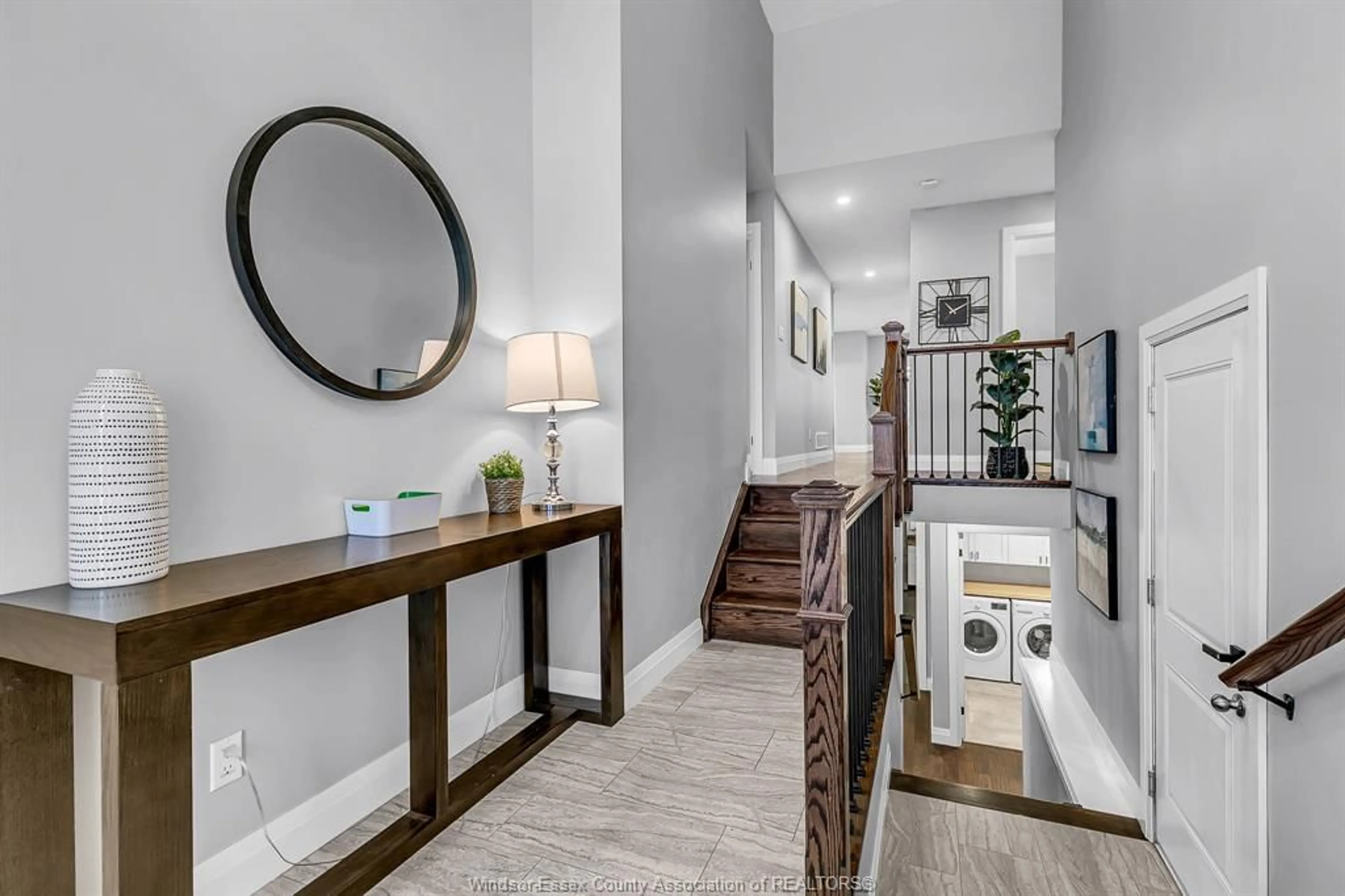 Indoor entryway for 353 BOUFFARD Rd, LaSalle Ontario N9J 1G3