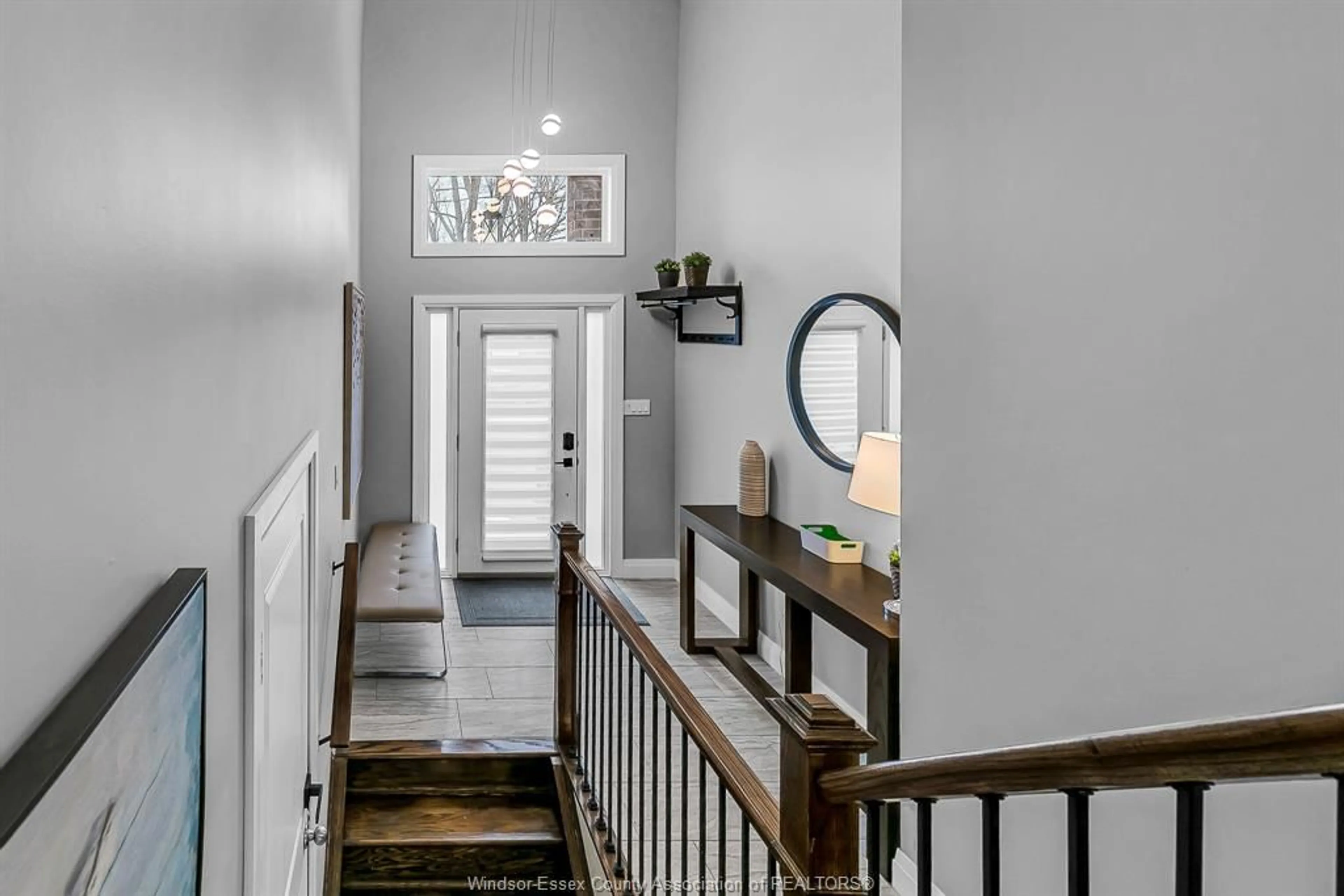 Indoor entryway for 353 BOUFFARD Rd, LaSalle Ontario N9J 1G3