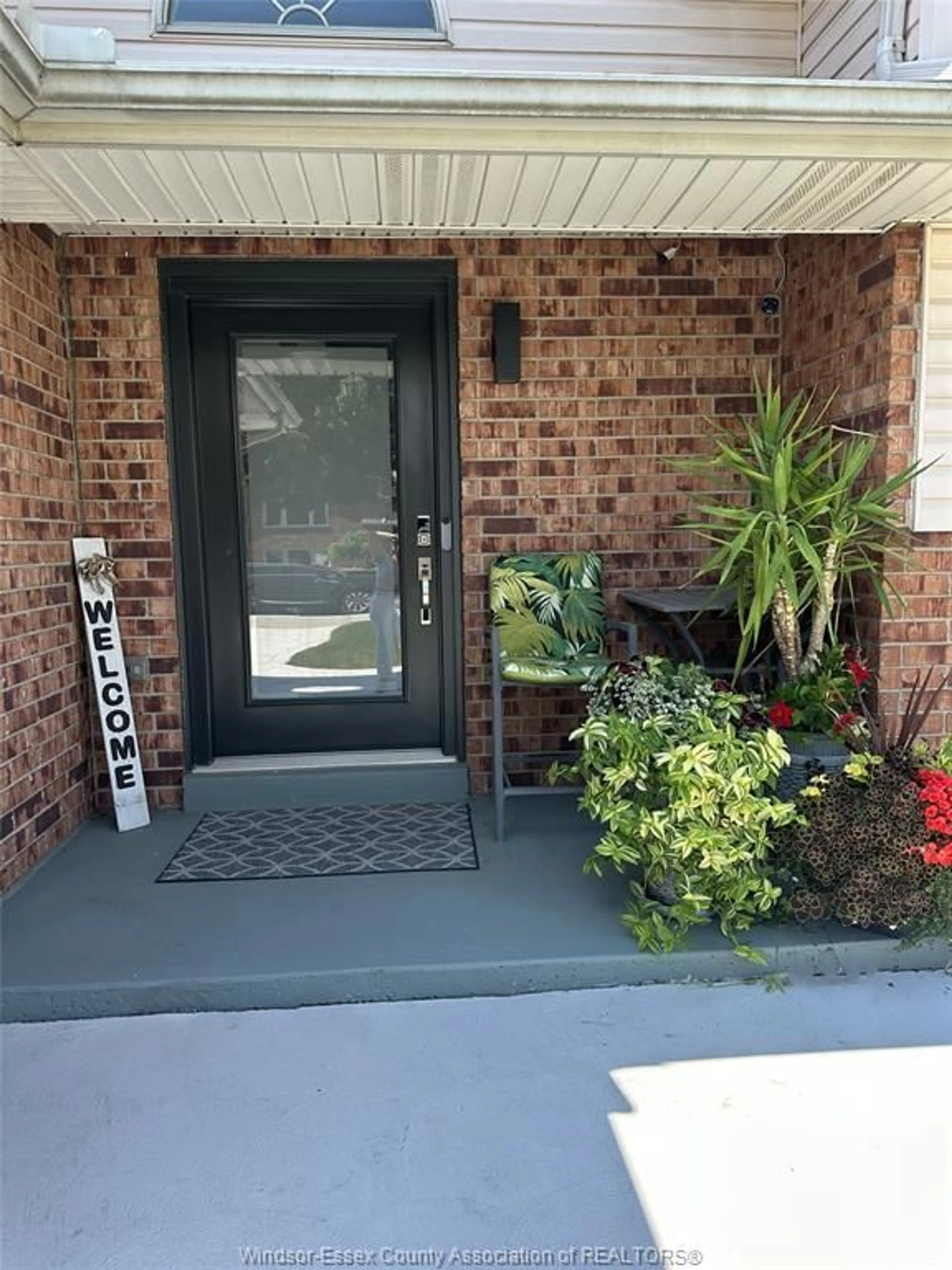 Indoor entryway for 190 SUNNYSIDE, LaSalle Ontario N9J 3J2