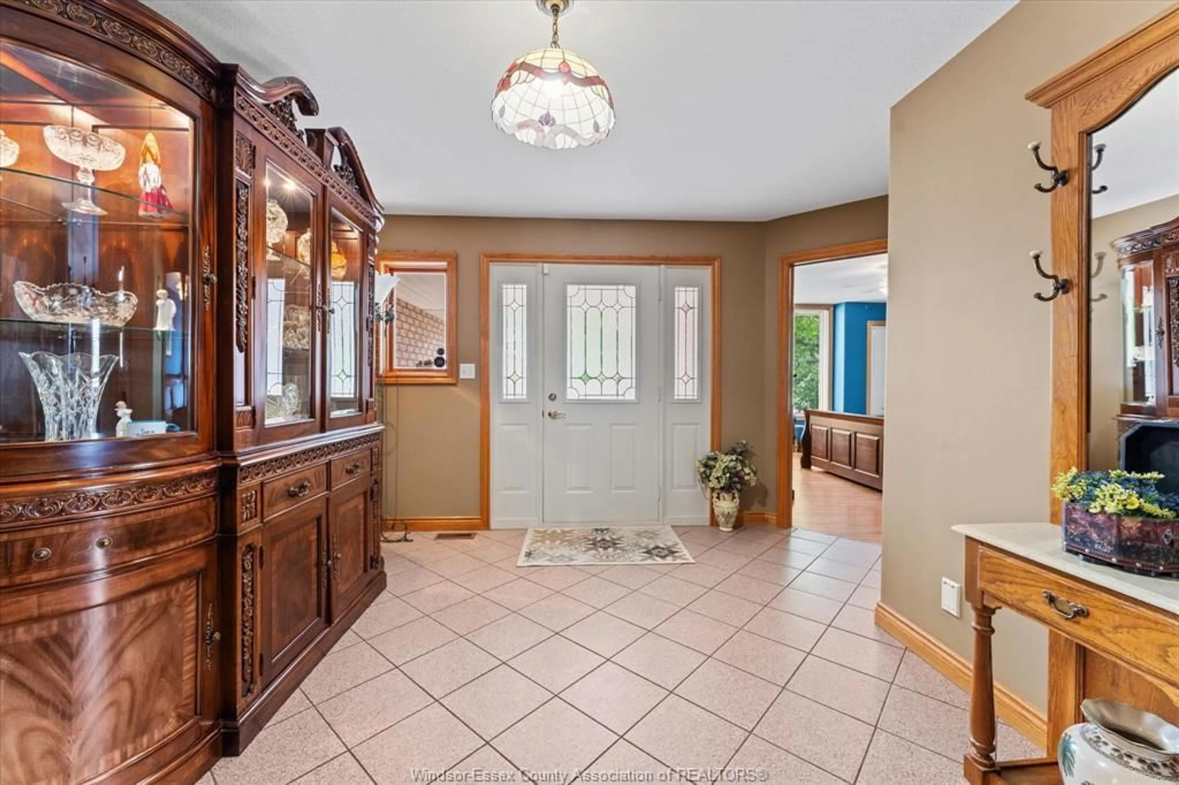 Indoor foyer for 575 WIGLE St, Amherstburg Ontario N9V 3Y2