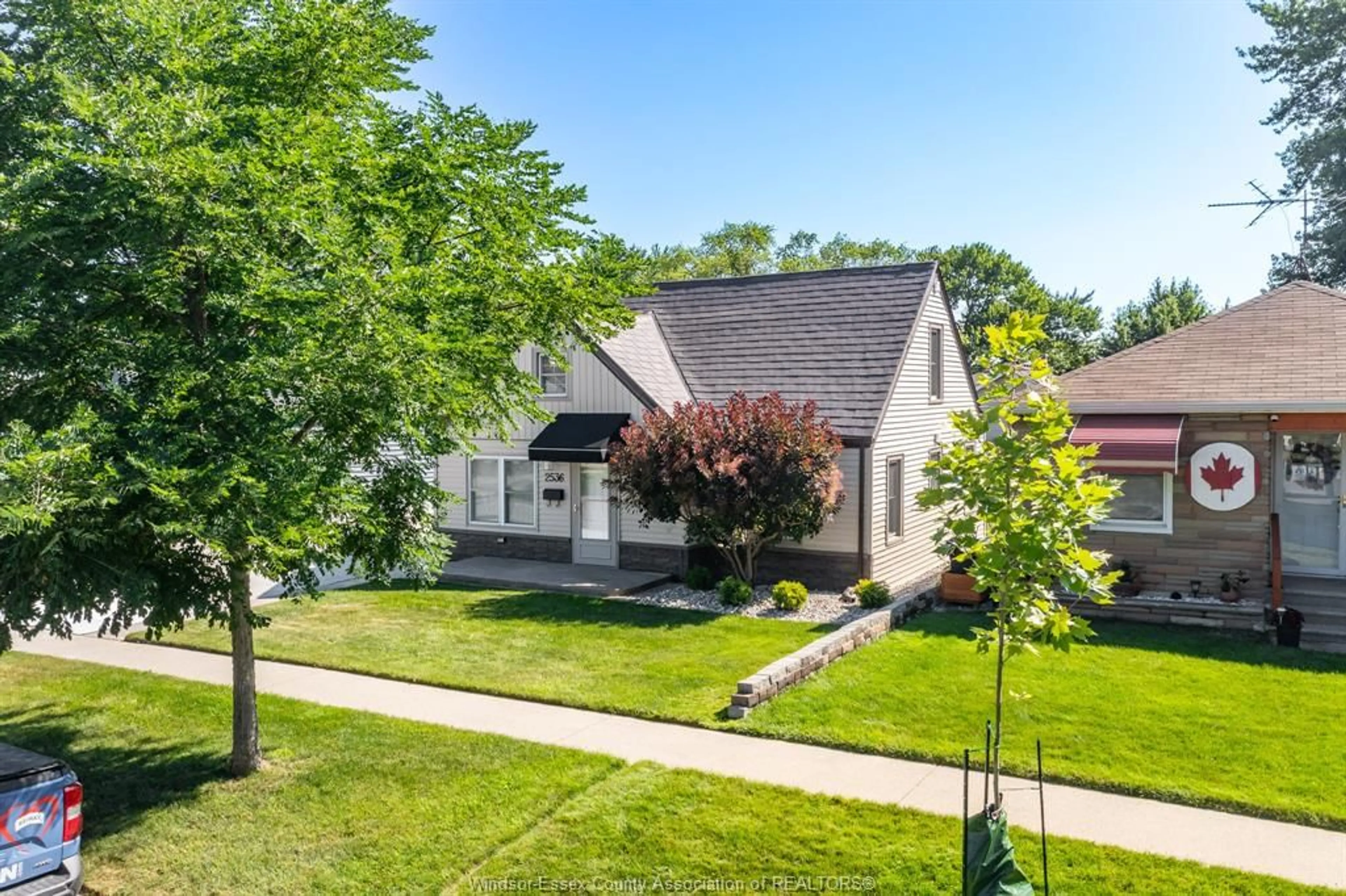 A pic from outside/outdoor area/front of a property/back of a property/a pic from drone, street for 2536 CHANDLER, Windsor Ontario N8W 4B1