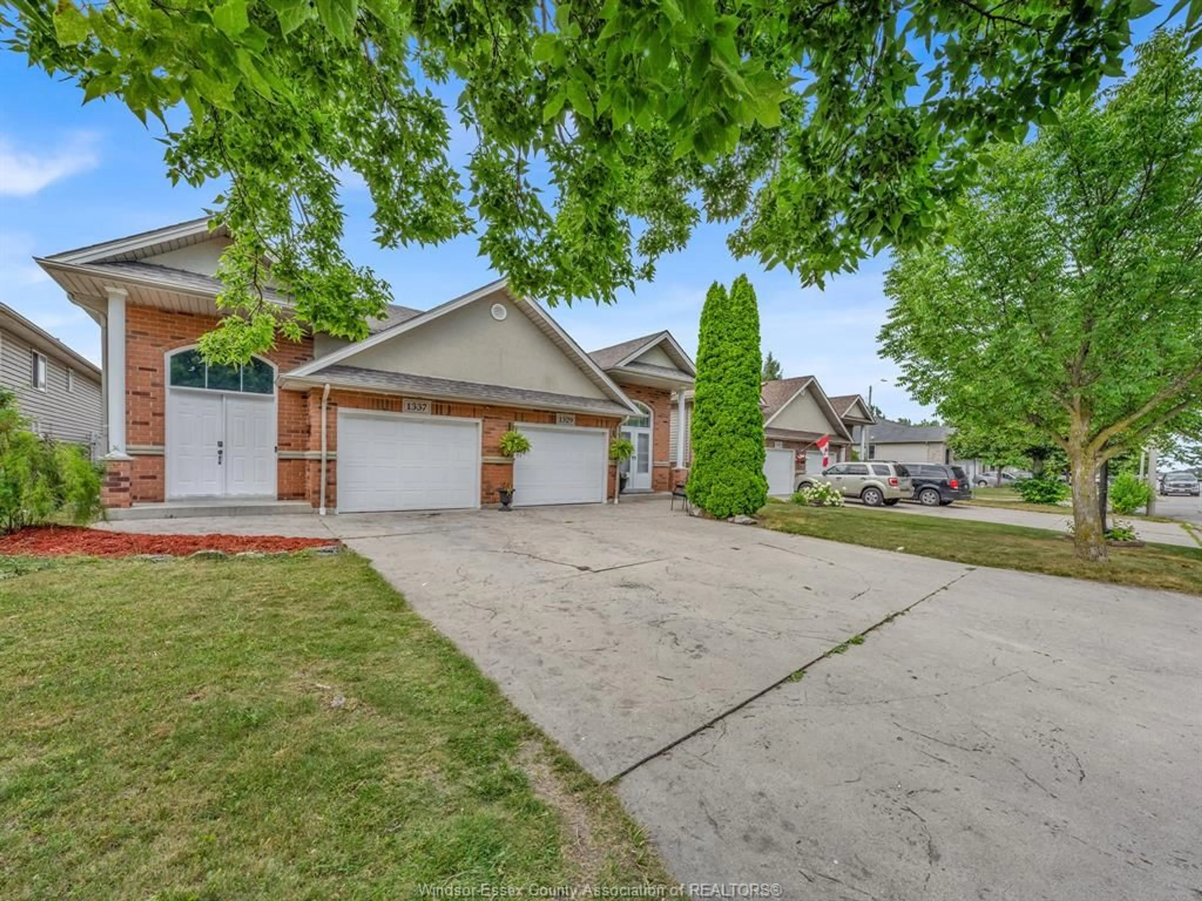 A pic from outside/outdoor area/front of a property/back of a property/a pic from drone, street for 1337 CHATEAU Ave, Windsor Ontario N8P 1M2