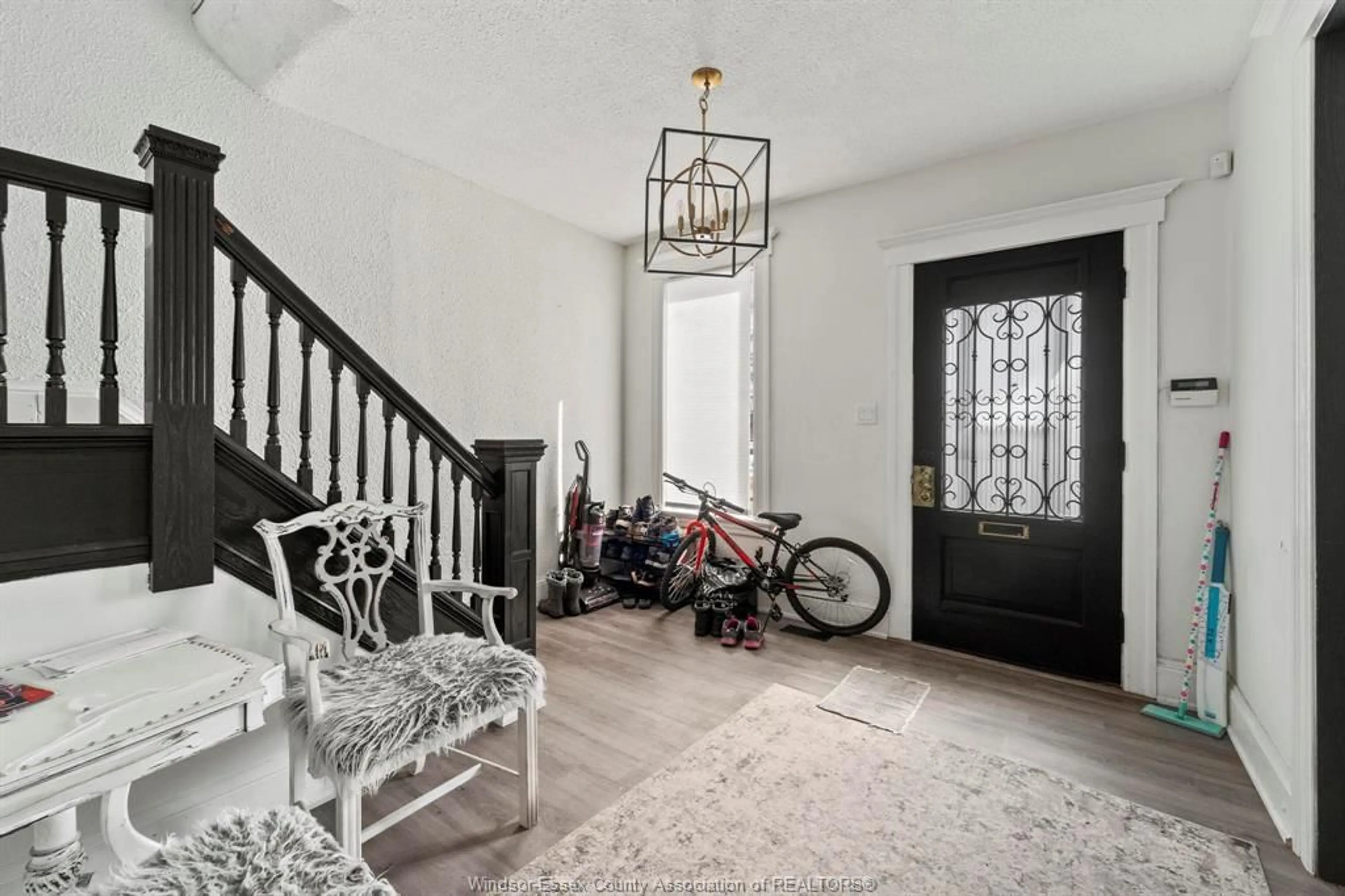 Indoor entryway for 560 CHATHAM St, Windsor Ontario N9A 5N2