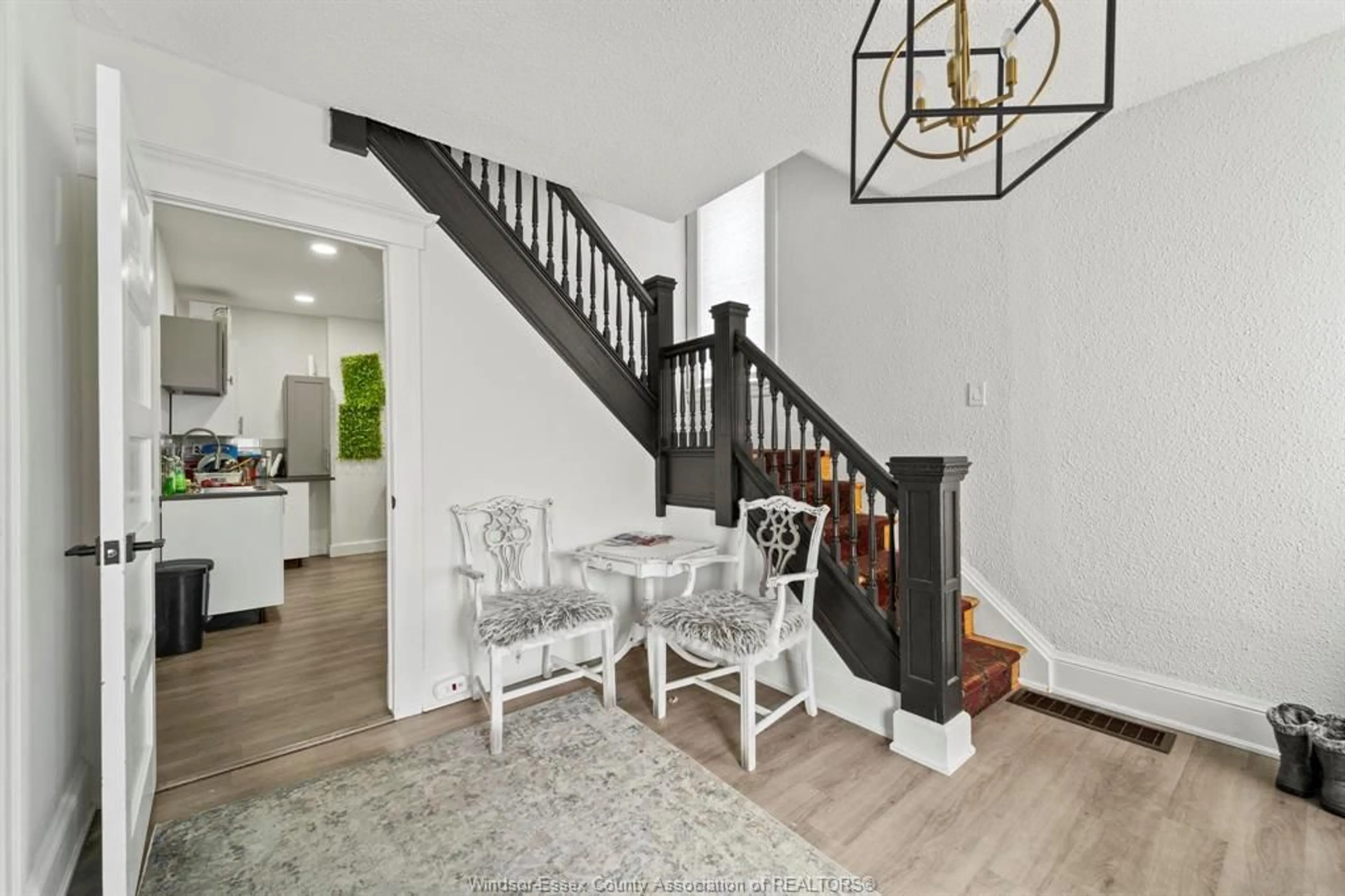 Indoor entryway for 560 CHATHAM St, Windsor Ontario N9A 5N2