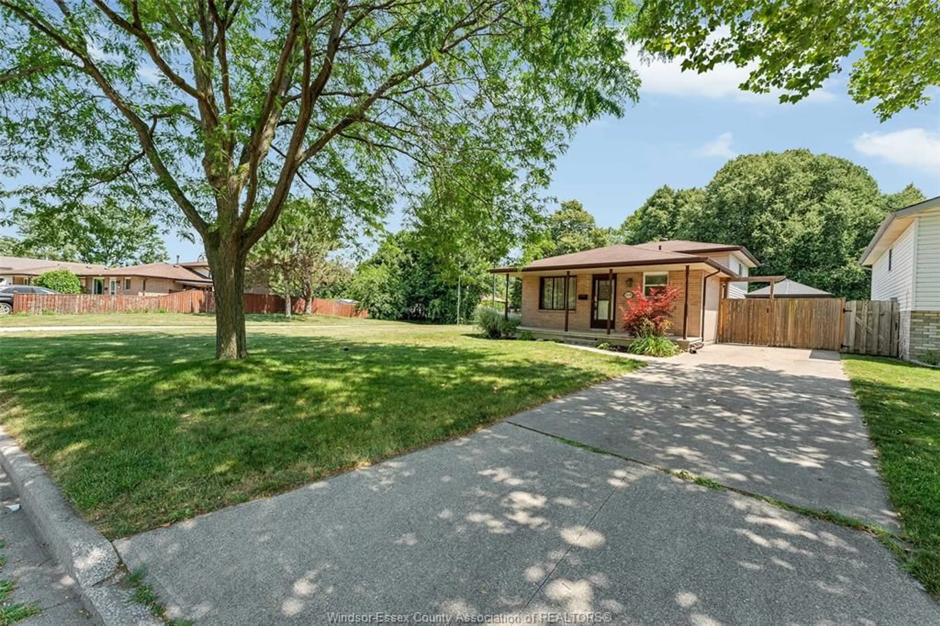 A pic from outside/outdoor area/front of a property/back of a property/a pic from drone, street for 3128 LOEBACH Dr, Windsor Ontario N8T 3M8