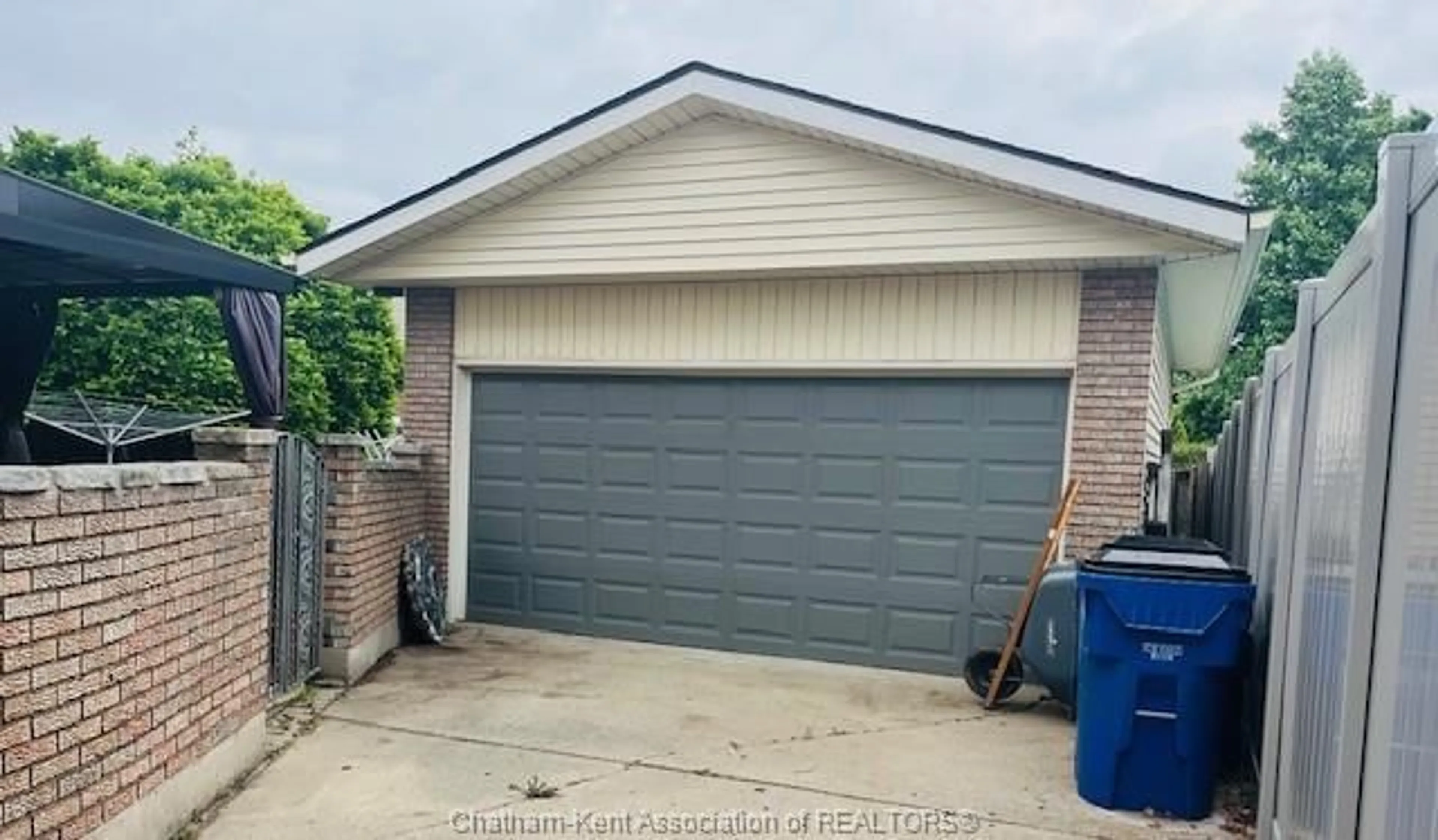 Indoor garage for 147 St Michael Ave, Chatham Ontario N7M 6A8