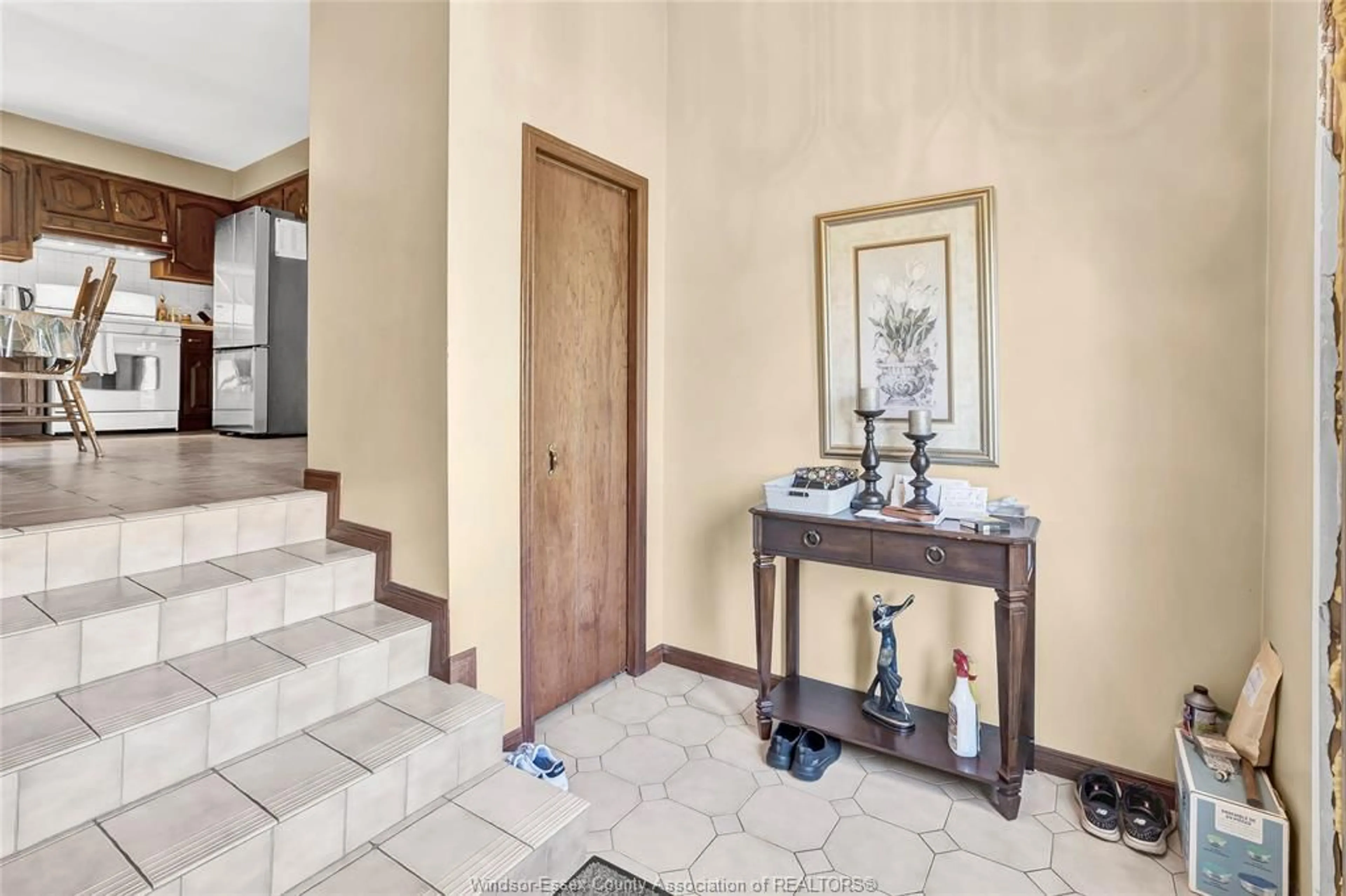 Indoor entryway for 3638-3640 HOWARD, Windsor Ontario N9E 3N5