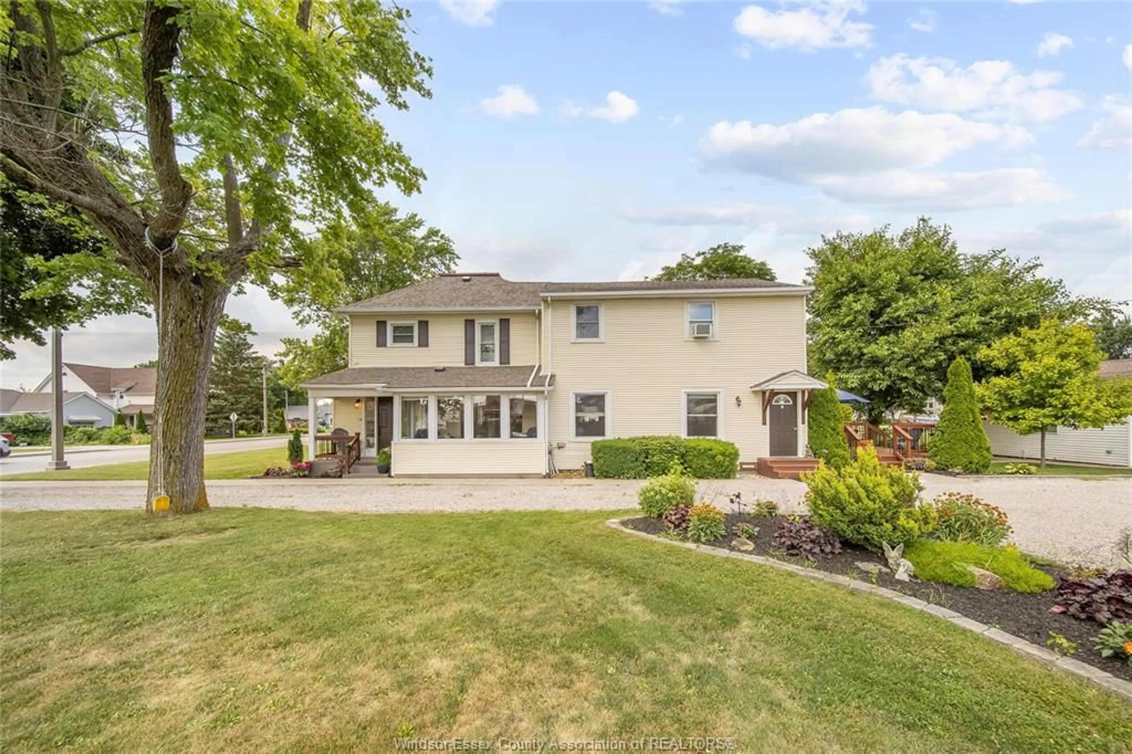 A pic from outside/outdoor area/front of a property/back of a property/a pic from drone, street for 134 QUEEN St, Harrow Ontario N0R 1G0