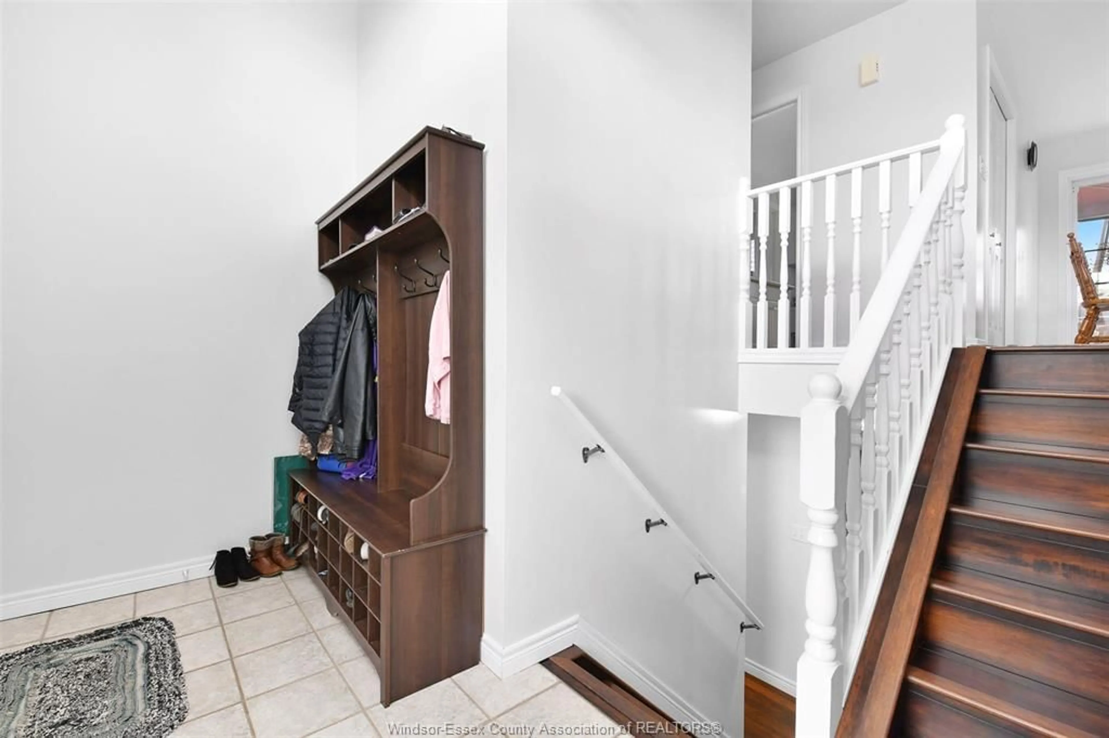 Indoor entryway for 6 Homesteads, Tilbury Ontario N0P 2L0
