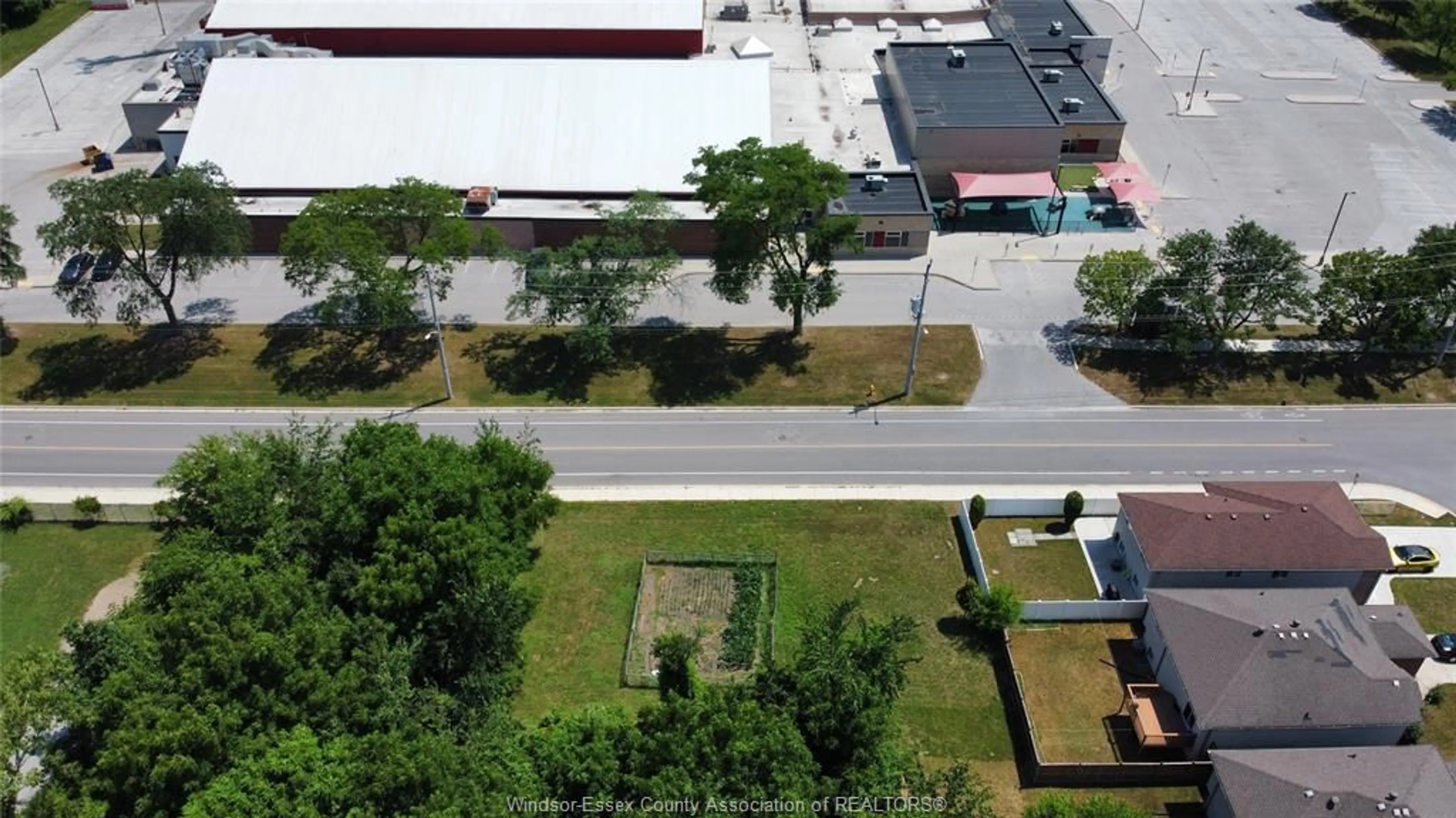 A pic from outside/outdoor area/front of a property/back of a property/a pic from drone, street for V/L BETTS, Windsor Ontario N9E 4T7