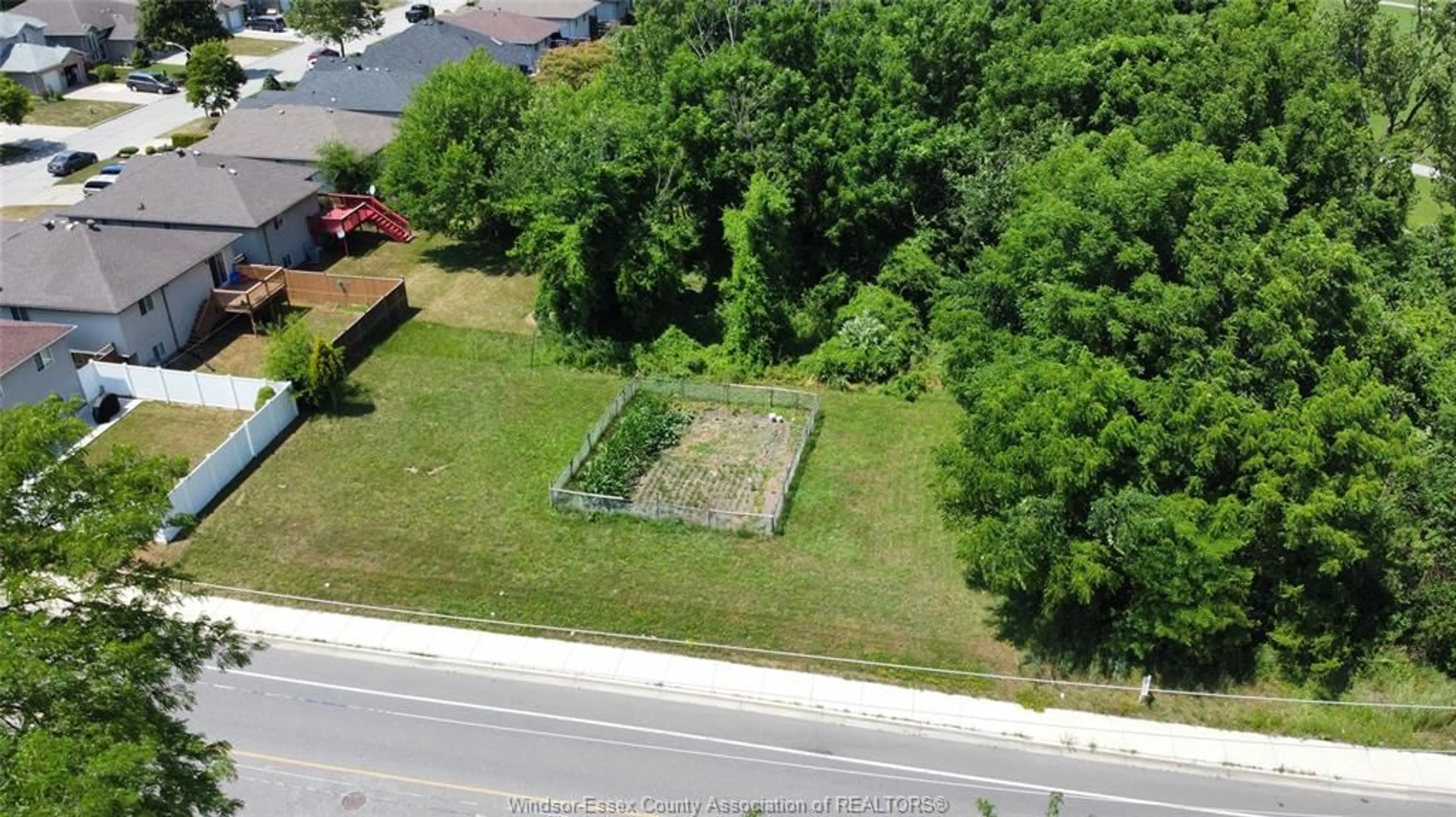 A pic from outside/outdoor area/front of a property/back of a property/a pic from drone, unknown for V/L BETTS, Windsor Ontario N9E 4T7