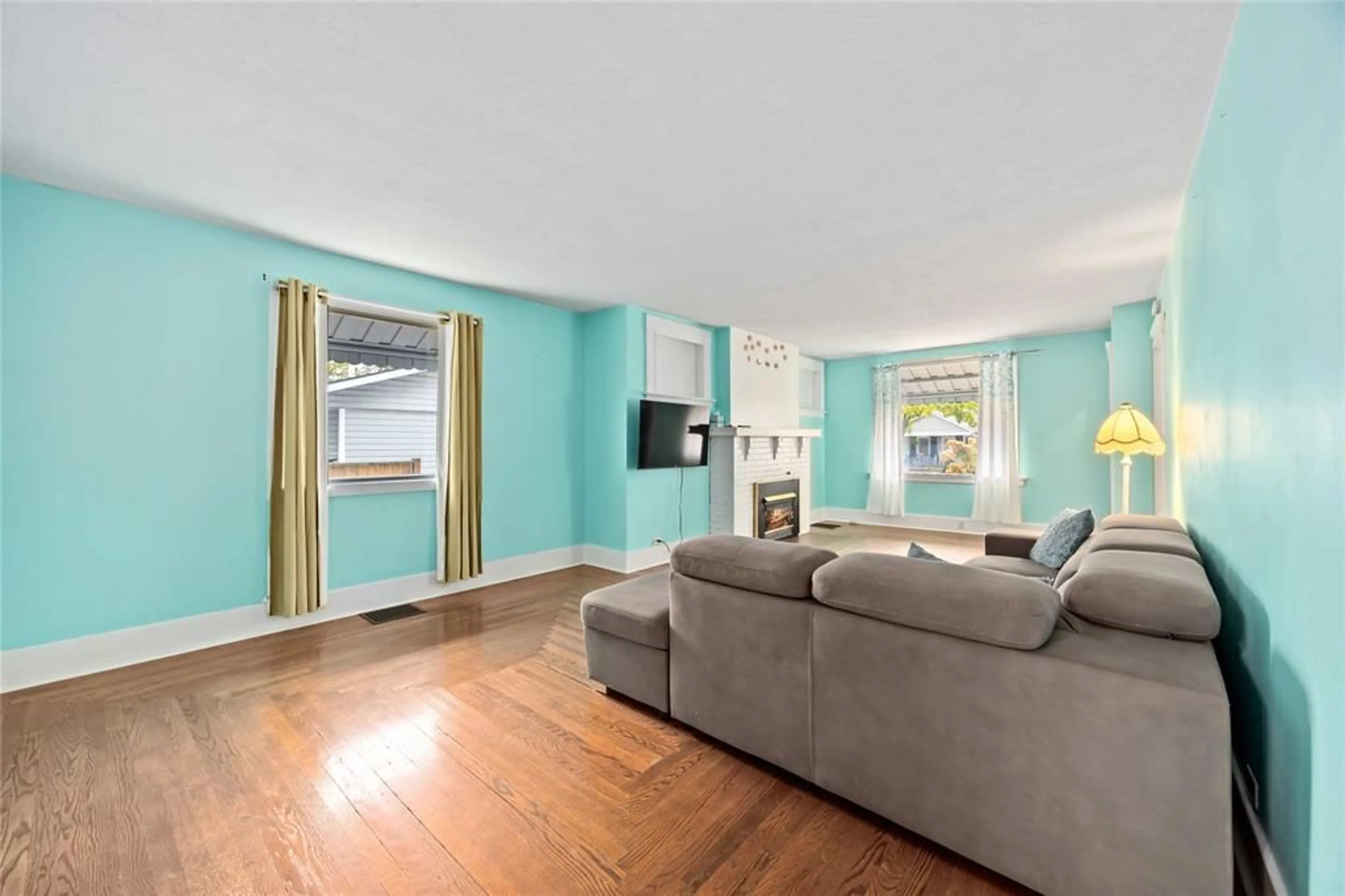 Living room with furniture, unknown for 192 PENROSE St, Sarnia Ontario N7T 4V2