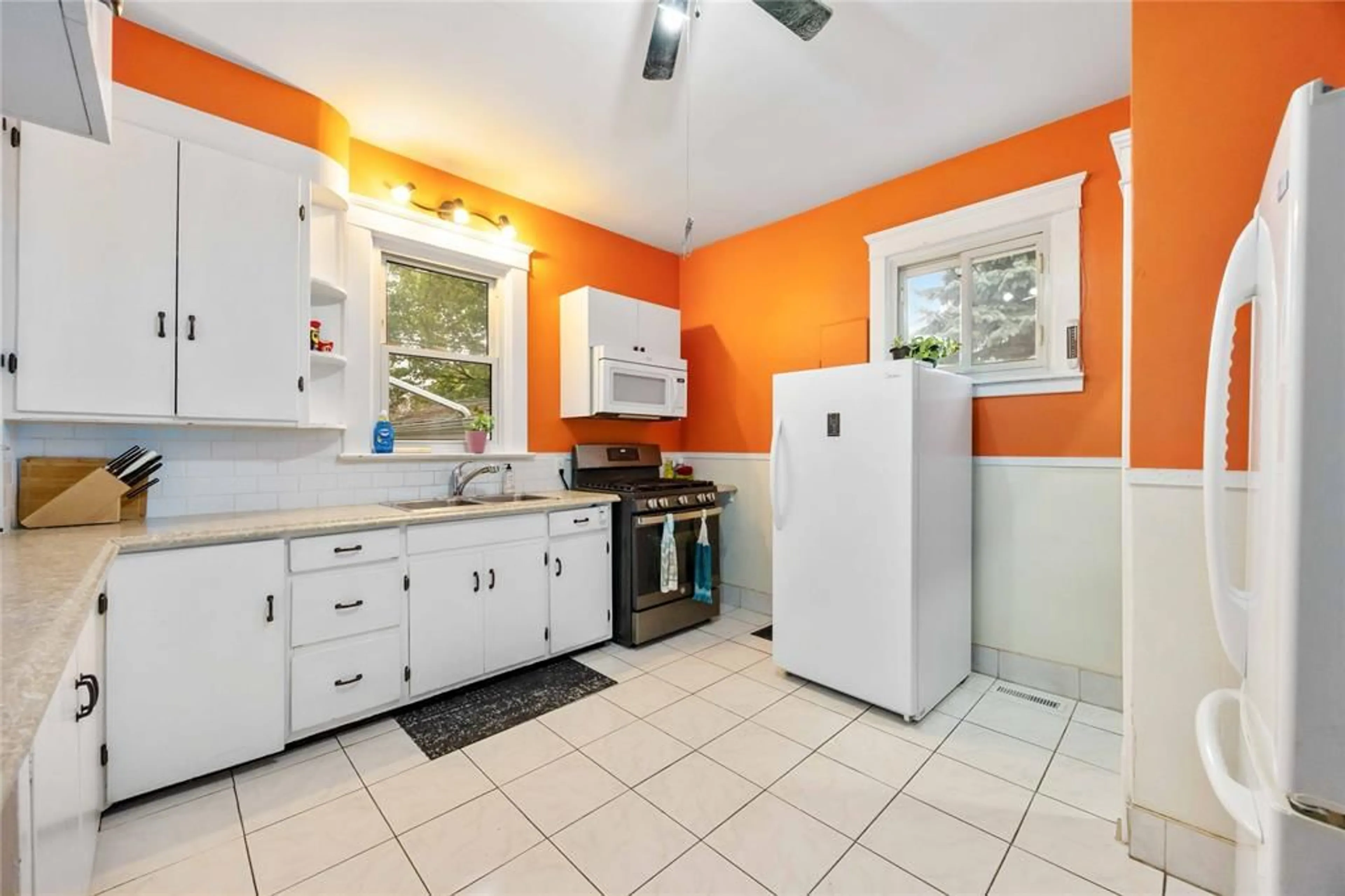 Standard kitchen, ceramic/tile floor for 192 PENROSE St, Sarnia Ontario N7T 4V2