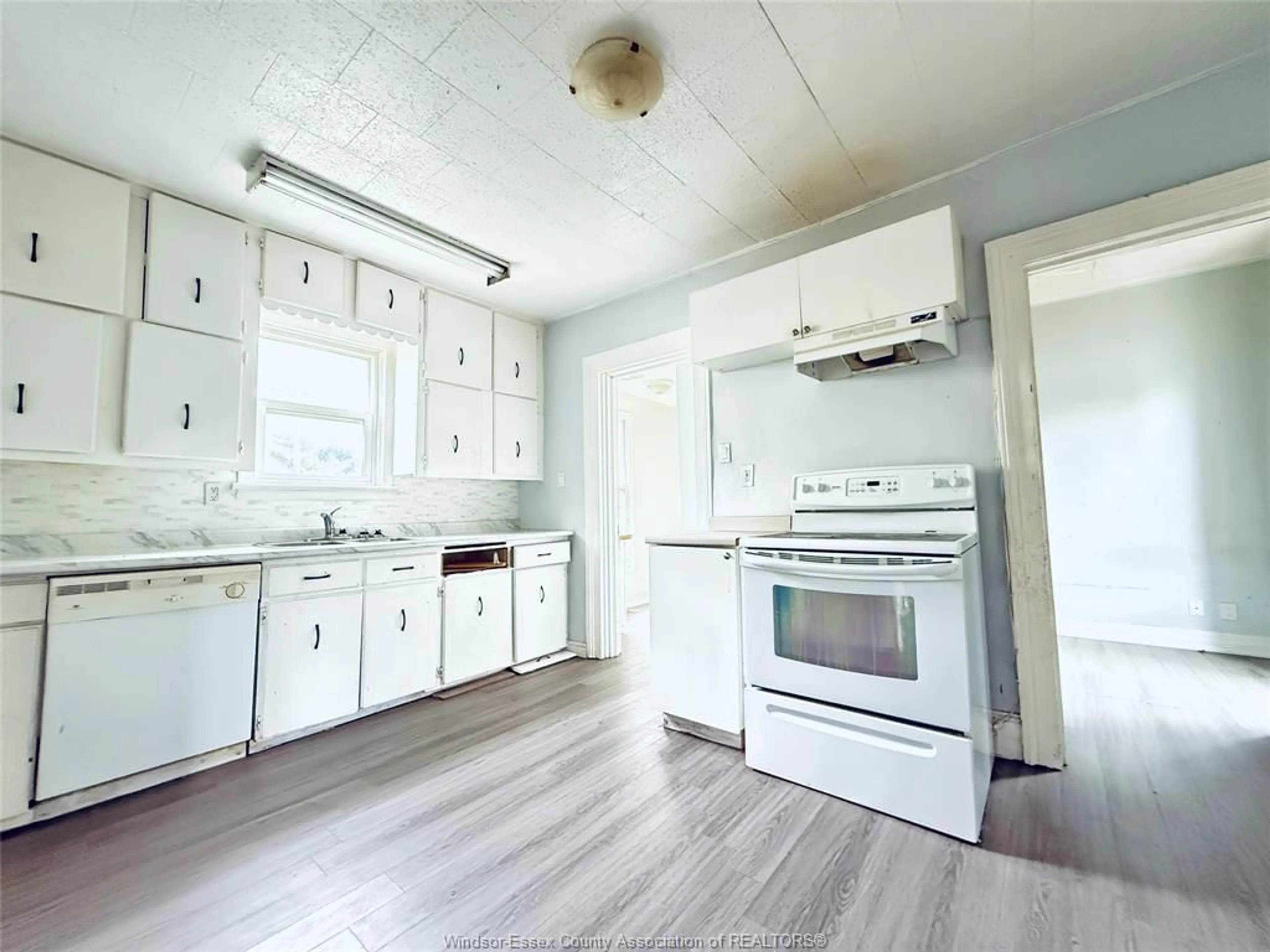 Open concept kitchen, wood/laminate floor for 88 Lorne Ave, Chatham Ontario N7M 1R9