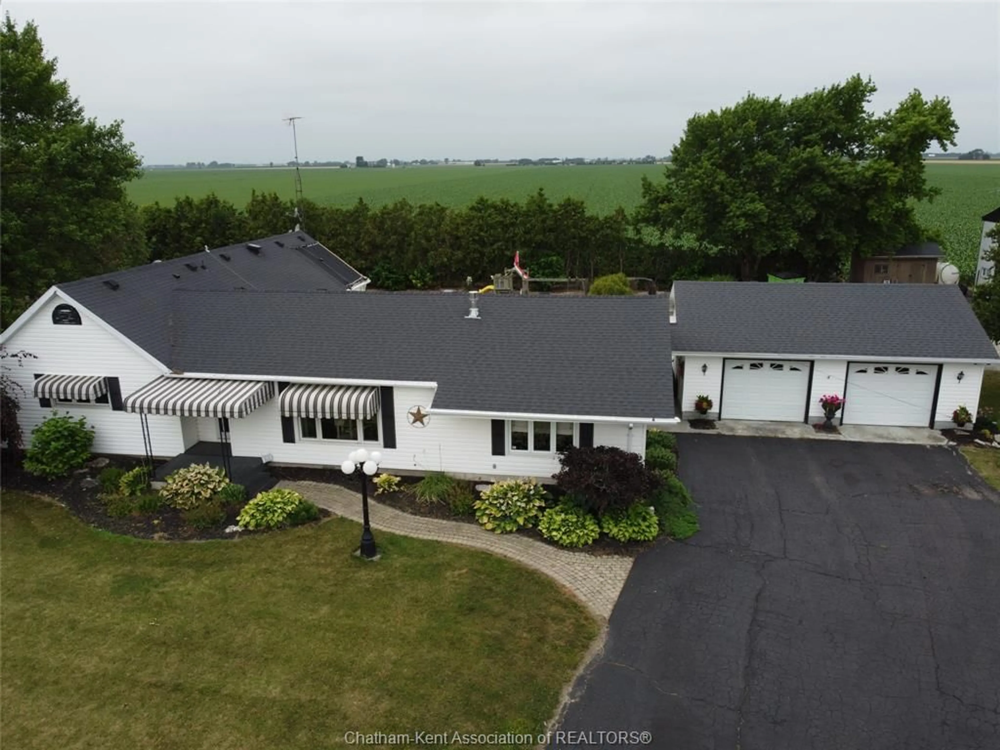 A pic from outside/outdoor area/front of a property/back of a property/a pic from drone, unknown for 7465 CREEK Line, Chatham Ontario N7M 5J7