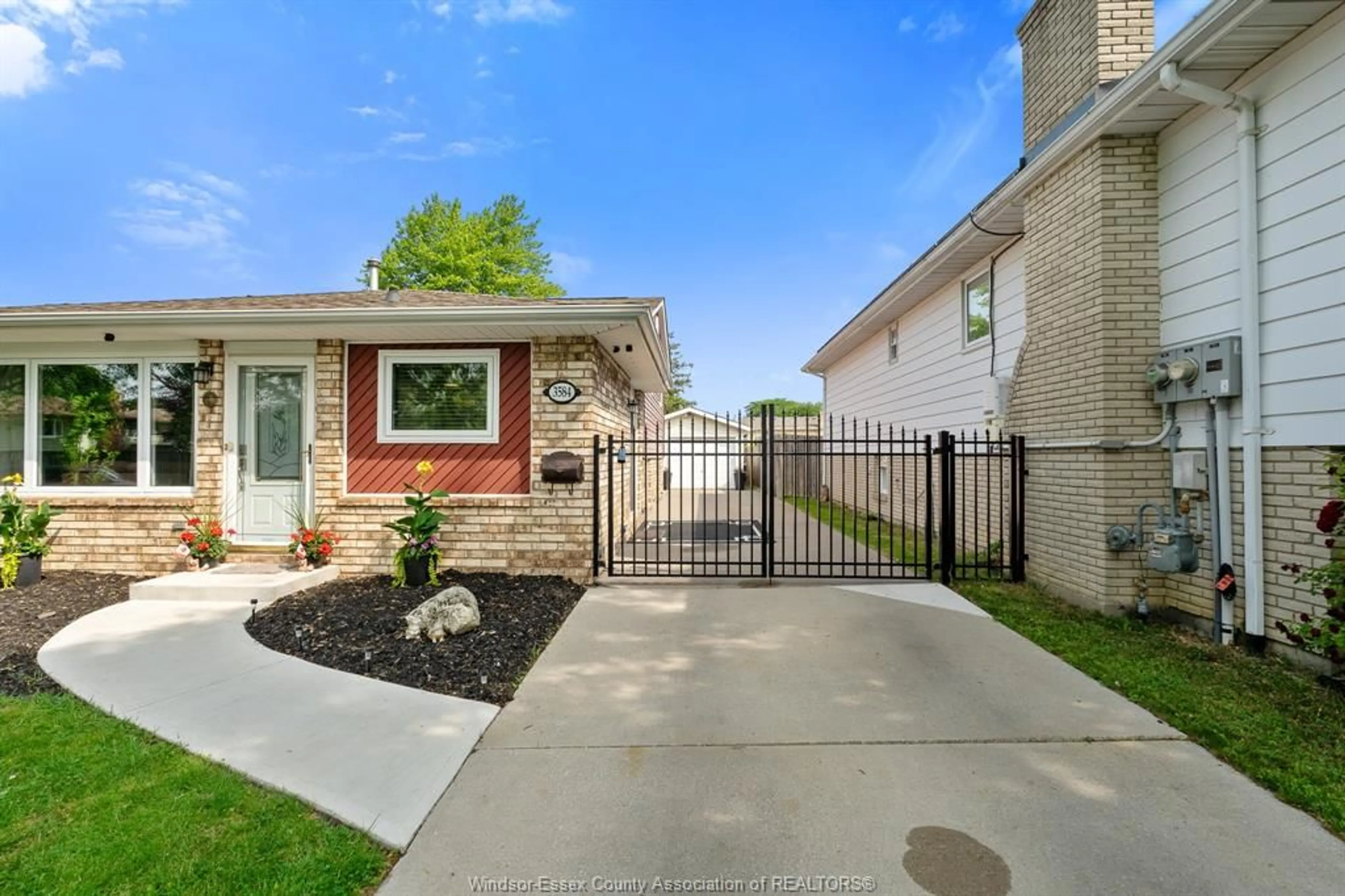 Home with brick exterior material, street for 3584 PINEVIEW Cres, Windsor Ontario N8R 2A9