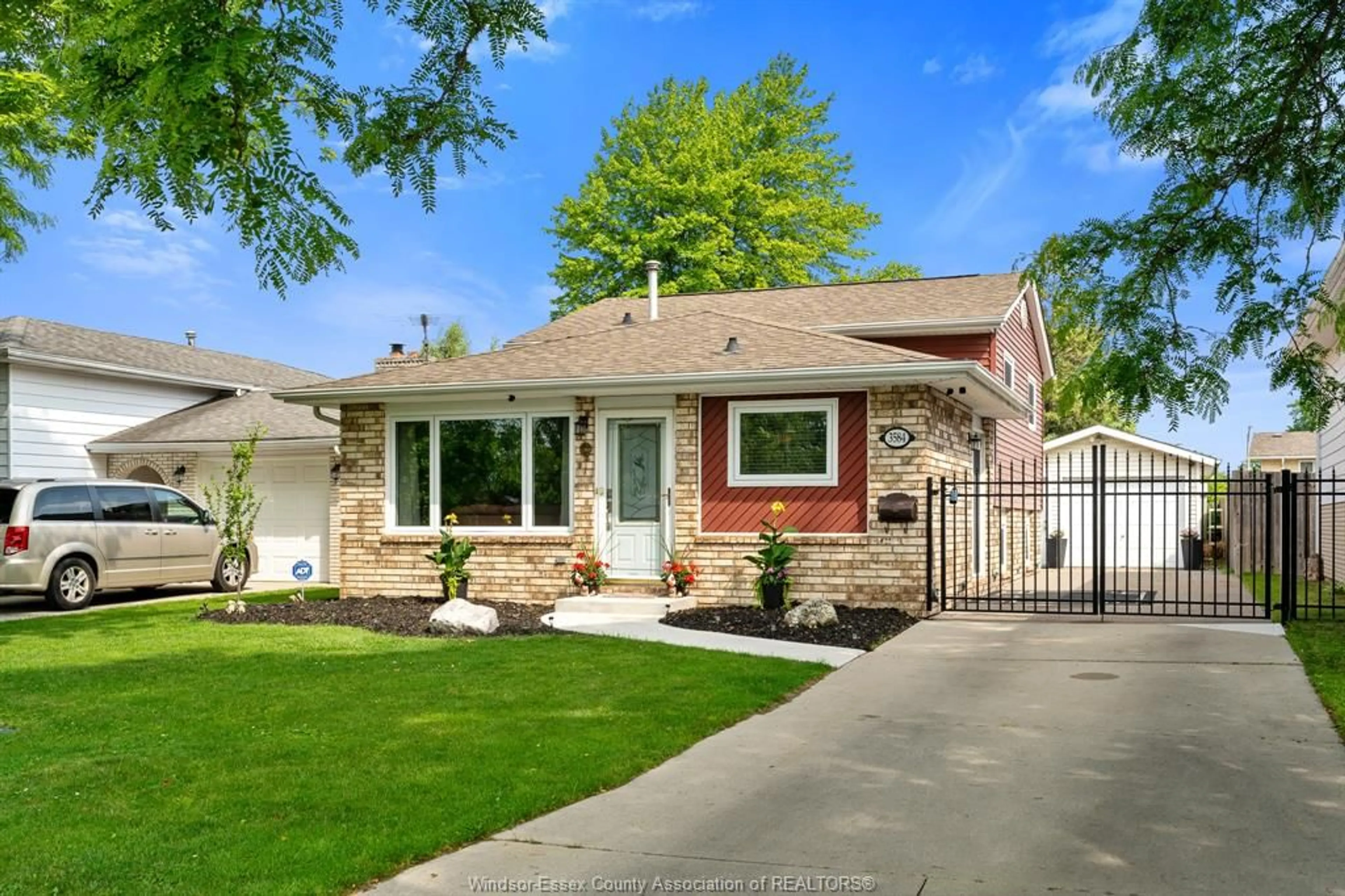 Home with brick exterior material, street for 3584 PINEVIEW Cres, Windsor Ontario N8R 2A9