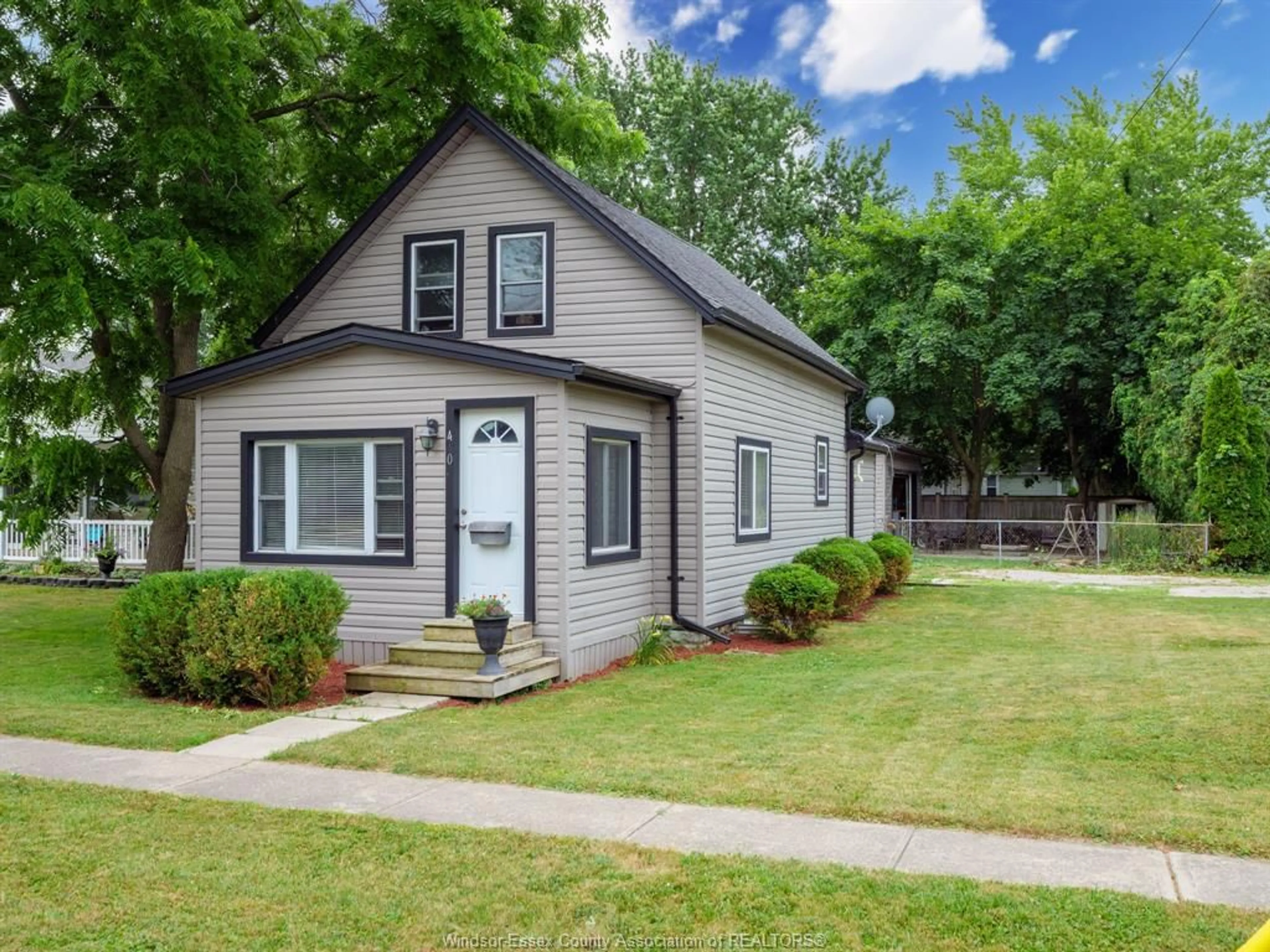 Home with vinyl exterior material, street for 440 ST CHARLES, Lakeshore Ontario N0R 1A0