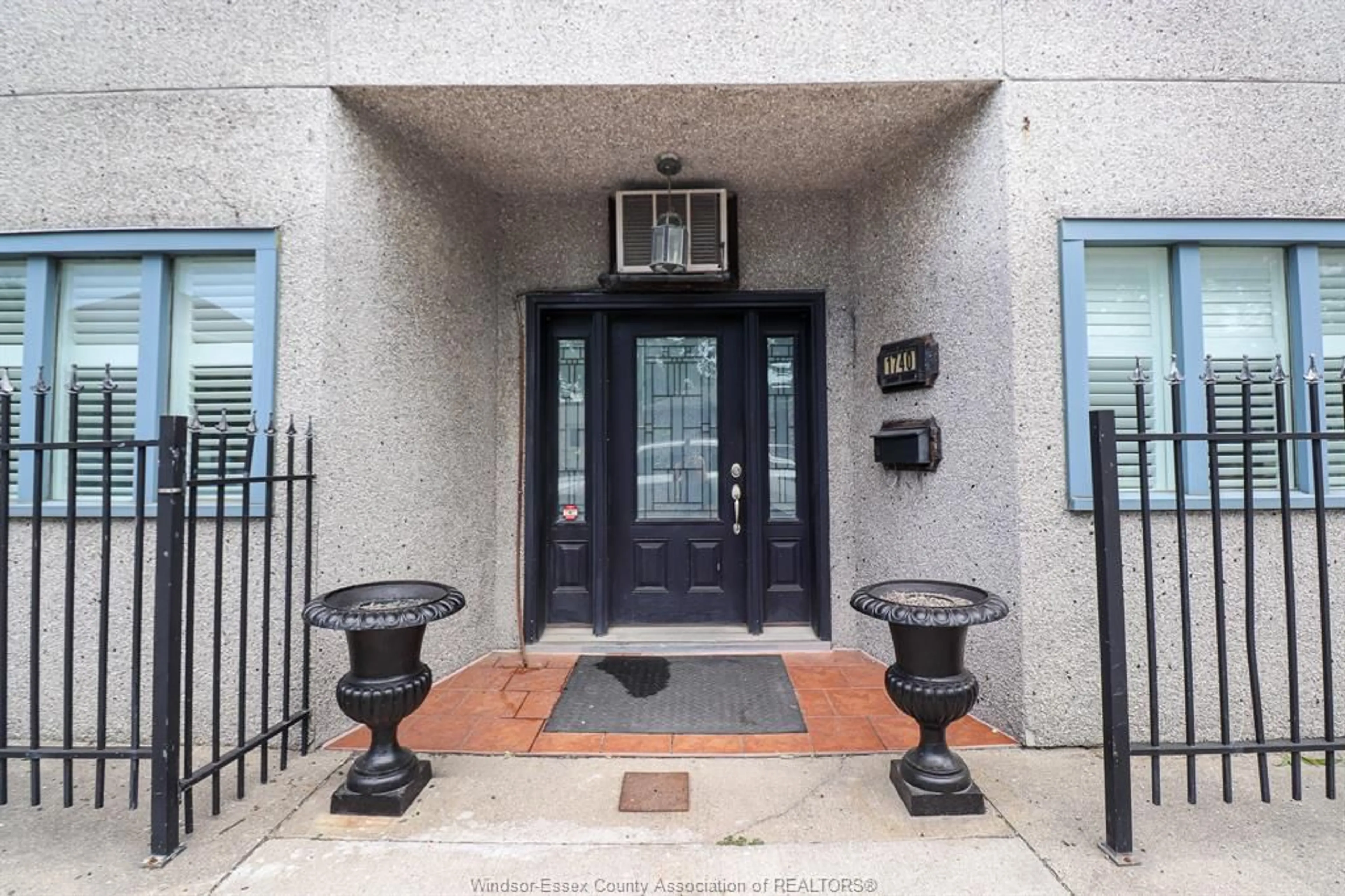 Indoor entryway for 1740 DROUILLARD, Windsor Ontario N9Y 2S5