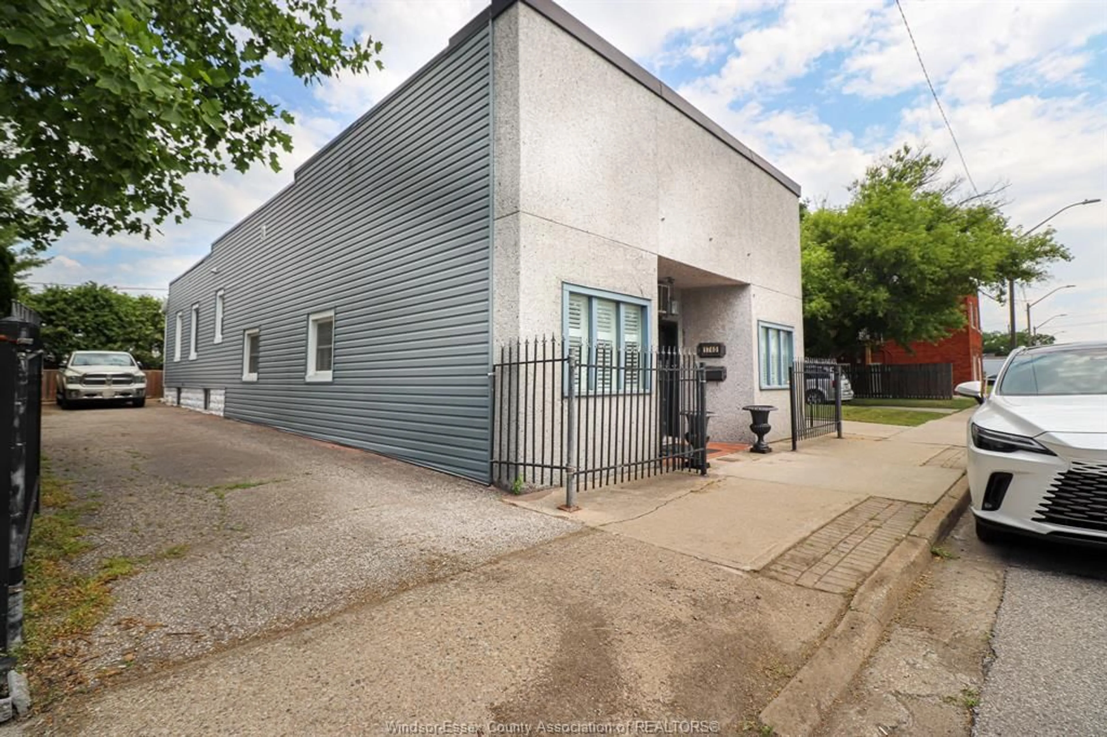 A pic from outside/outdoor area/front of a property/back of a property/a pic from drone, building for 1740 DROUILLARD, Windsor Ontario N9Y 2S5