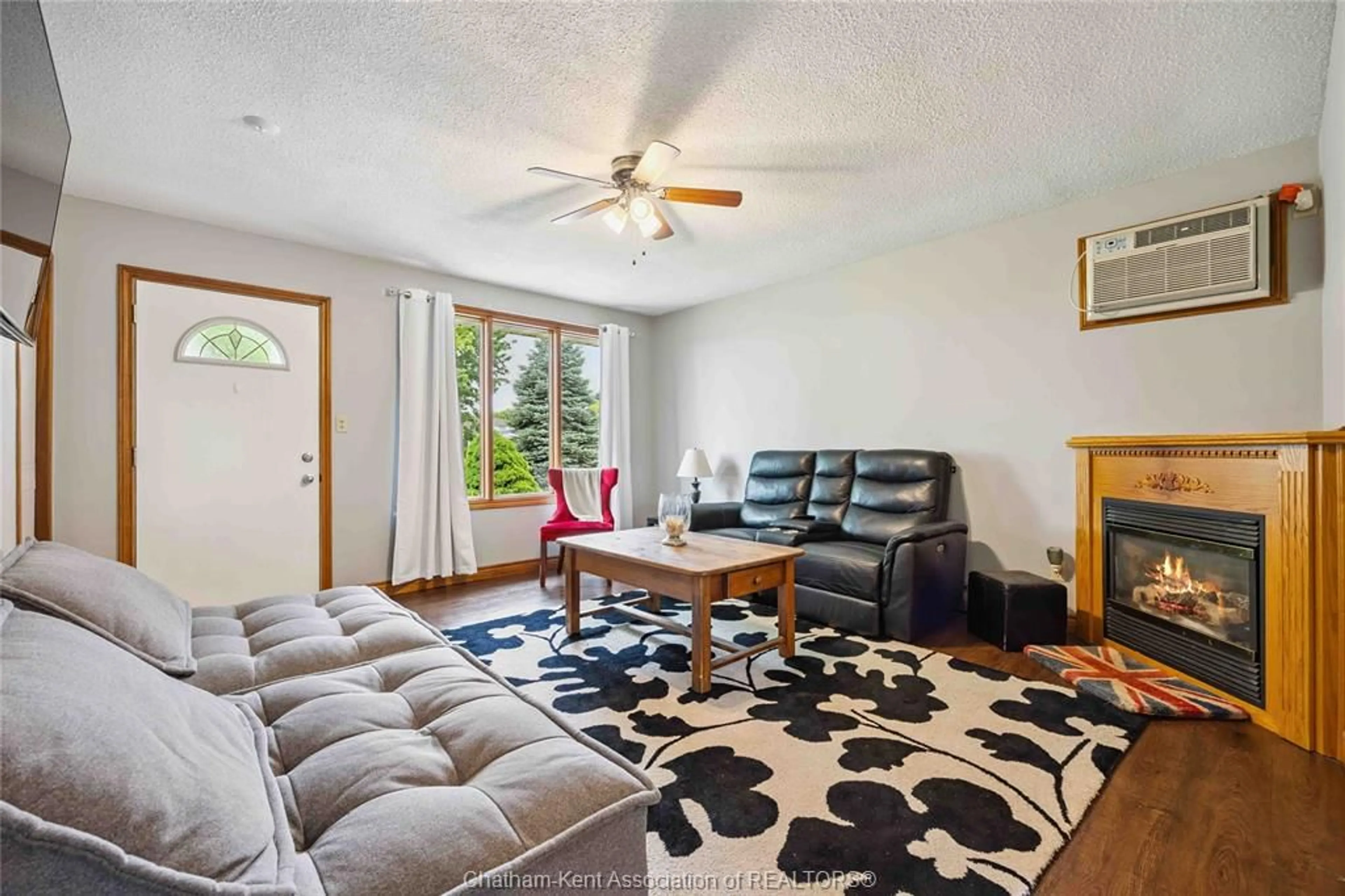 Living room with furniture, unknown for 113 Wills St, Wallaceburg Ontario N8A 4X5